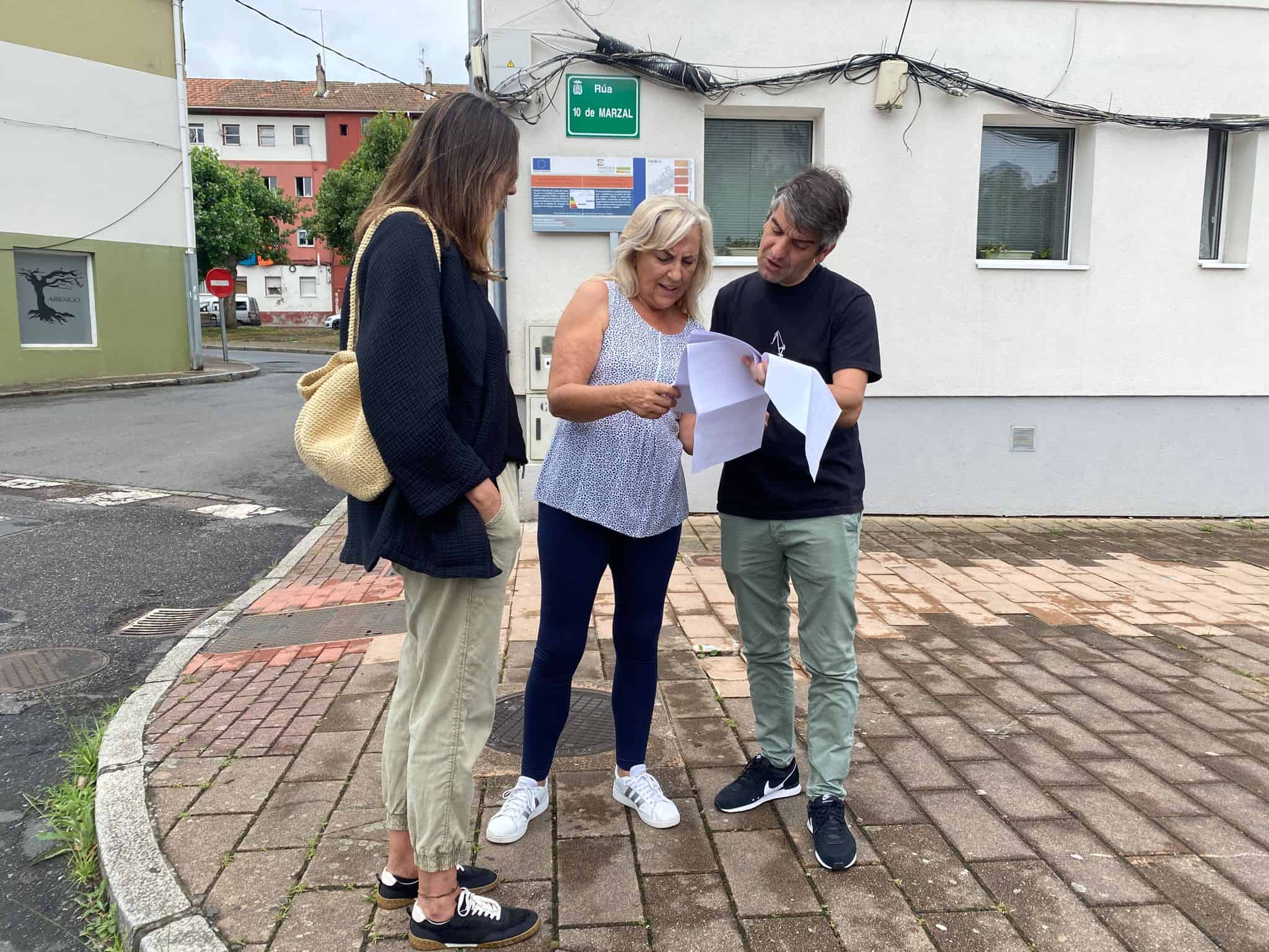 La candidata número 4 de Sumar por la provincia de A Coruña, Malay Sobrín Sueiras, visitó el barrio de Recimil junto al concejal y exalcalde Jorge Suárez y a la exconcejala de urbanismo María Fernández Lemos