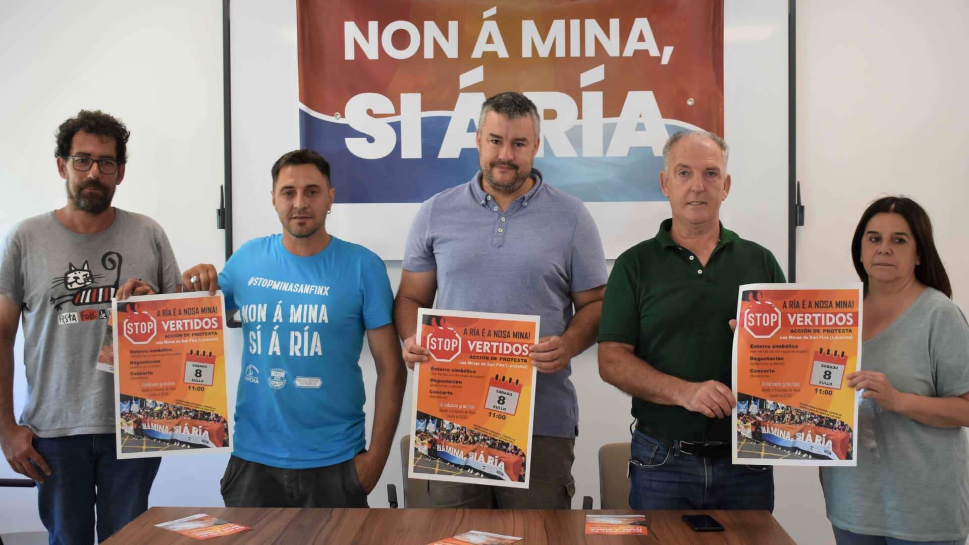 La rueda de prensa previa a la manifestación de la Ría de Muros y Noia contra los vertidos en San Finx | CEDIDA