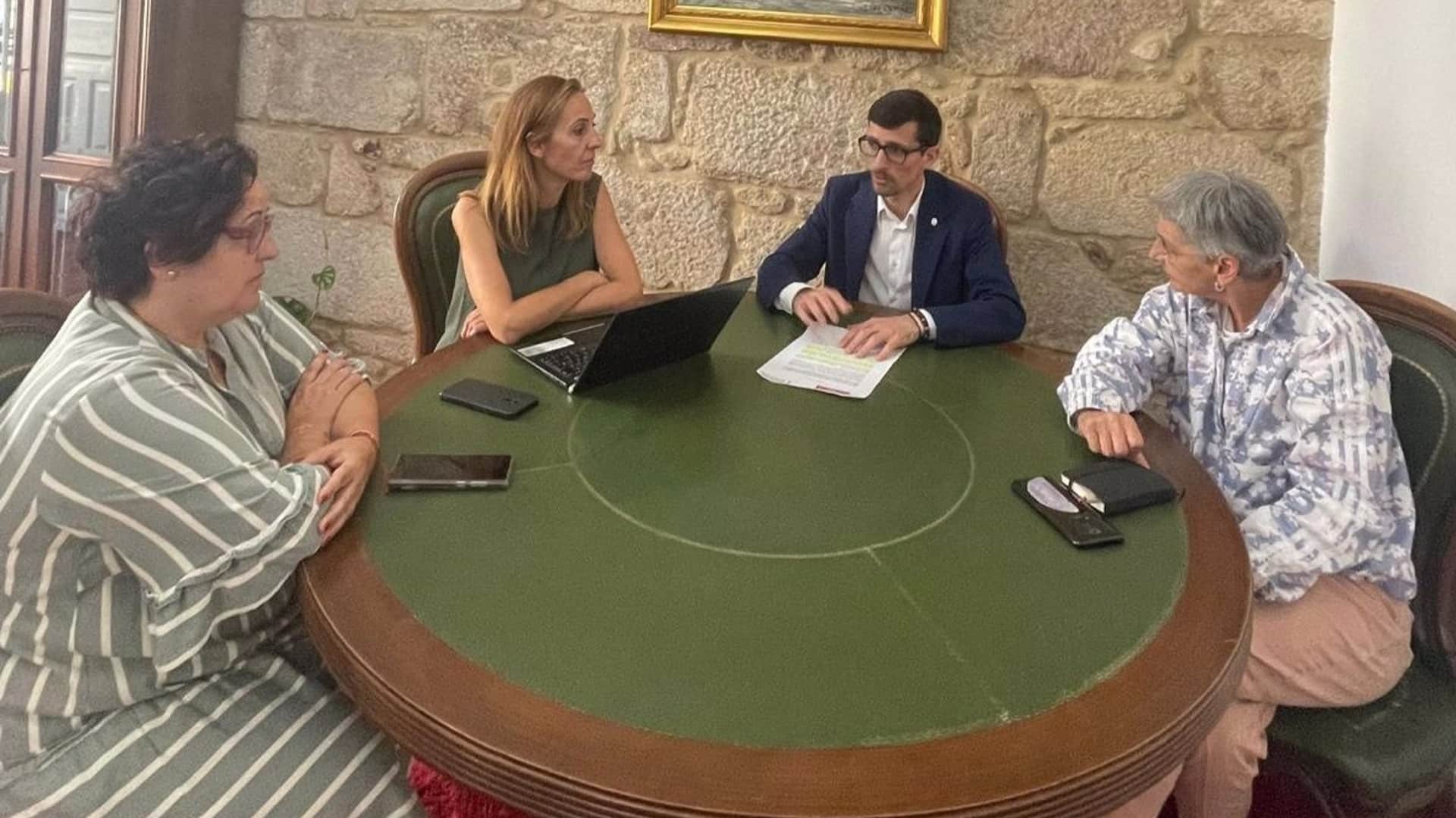 El encuentro entre el alcalde de Padrón, Anxo Arca, y la diputada socialista Noa Díaz | PSDEG