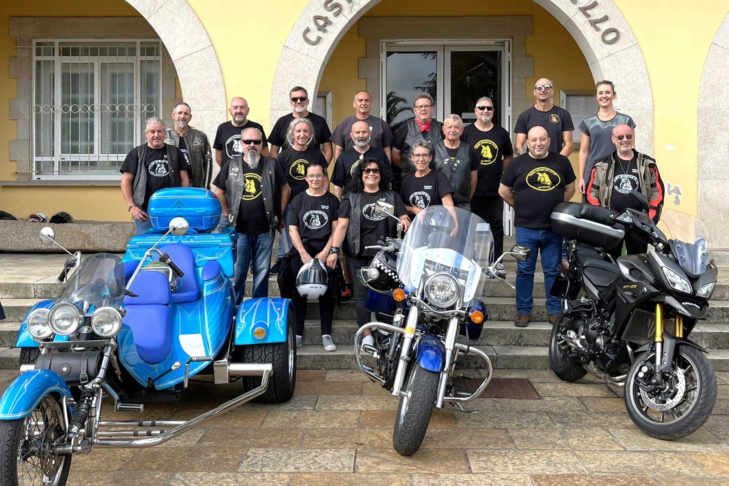 Miembros del motoclub local Tribu Mohican