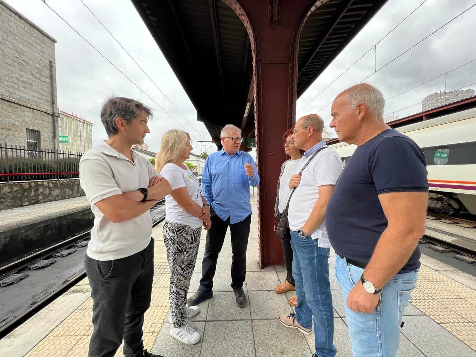 Reunión mantenida esta mañana con el Coordinador del sector ferroviario de CCOO Galicia, Gregorio Bermejo, y representantes de Sumar Galicia, encabezados por Manuel Lago y Malay Sobrín