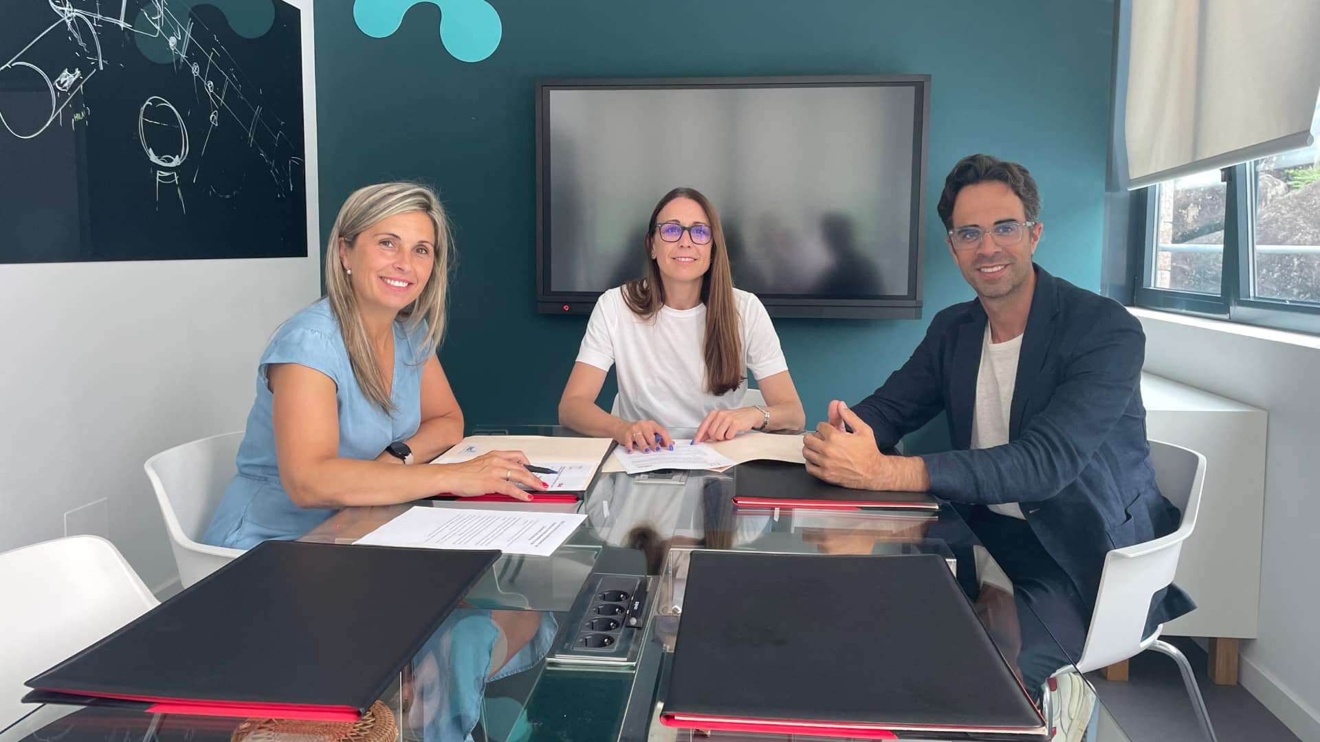 La reunión de la alcaldesa de Vimianzo, Mónica Rodríguez, con representantes de XEAL | CONCELLO DE VIMIANZO