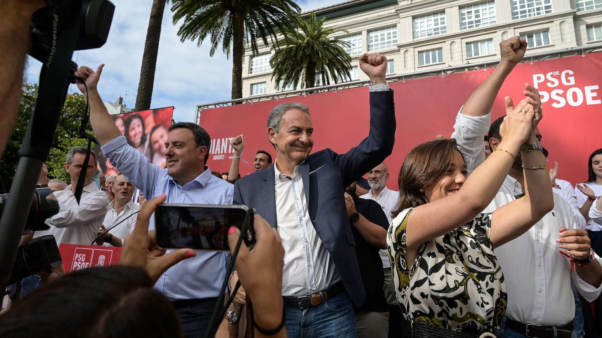 El expresidente del Gobierno José Luis Rodríguez Zapatero saluda a simpatizantes durante un acto de campaña del PSOE en los Jardines de Méndez Núñez | EP