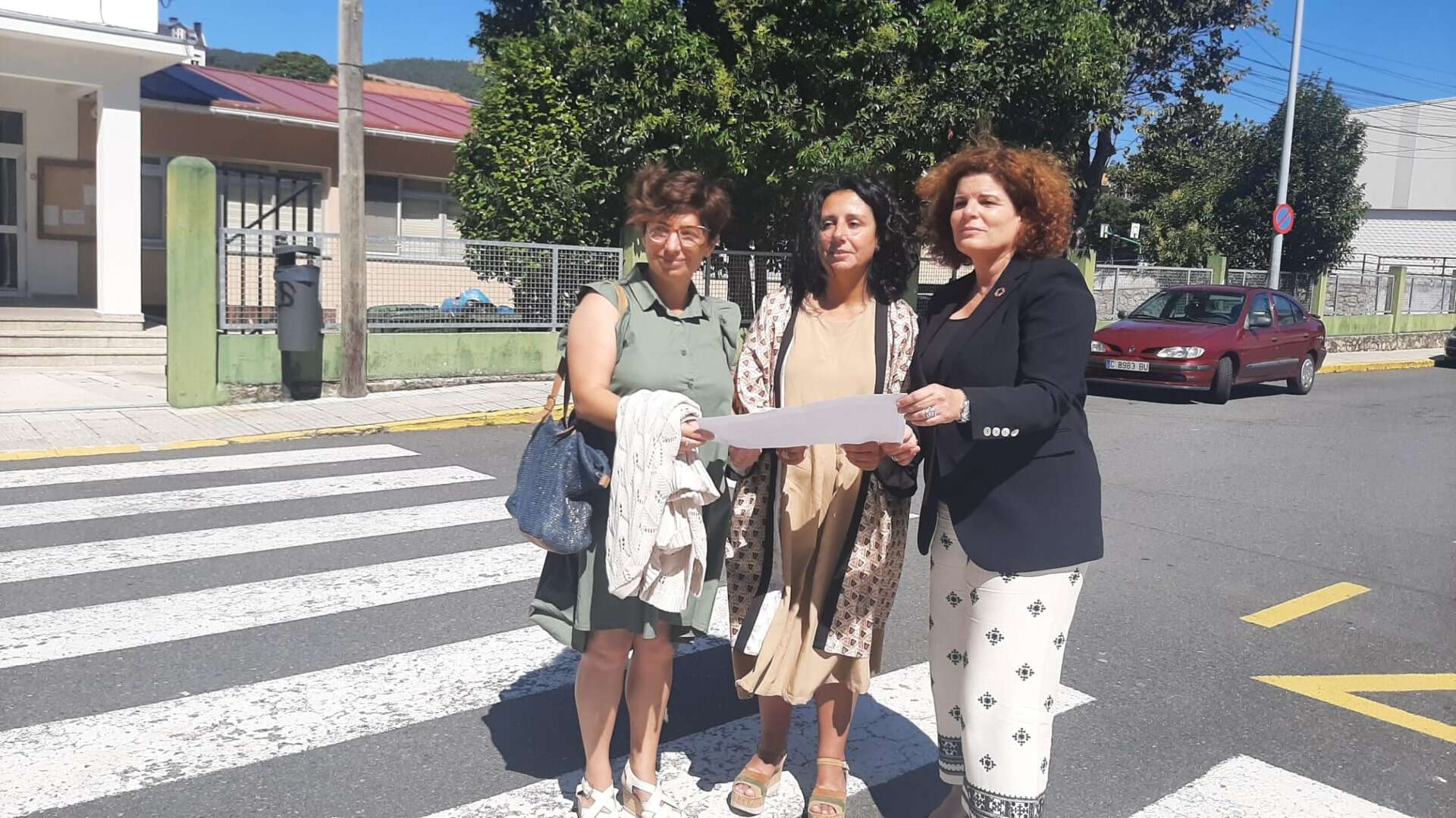 La visita de la subdelegada del Gobierno, María Rivas, al CEIP Vila de Cee acompañada por la alcaldesa, Margarita Lamela | SUBDELEGACIÓN DEL GOBIERNO EN A CORUÑA