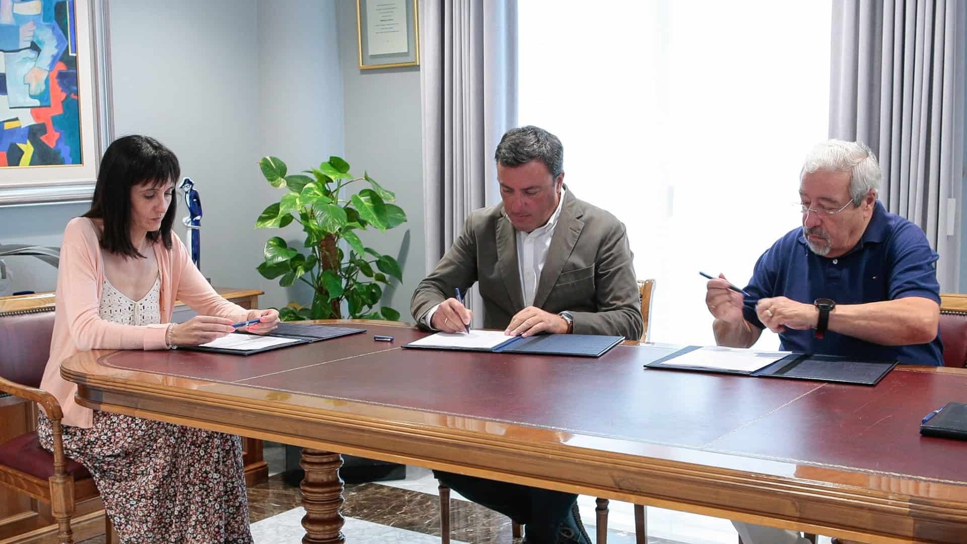 La firma del convenio entre Deputación da Coruña y Banco de Alimentos de Santiago | DEPUTACIÓN DA CORUÑA