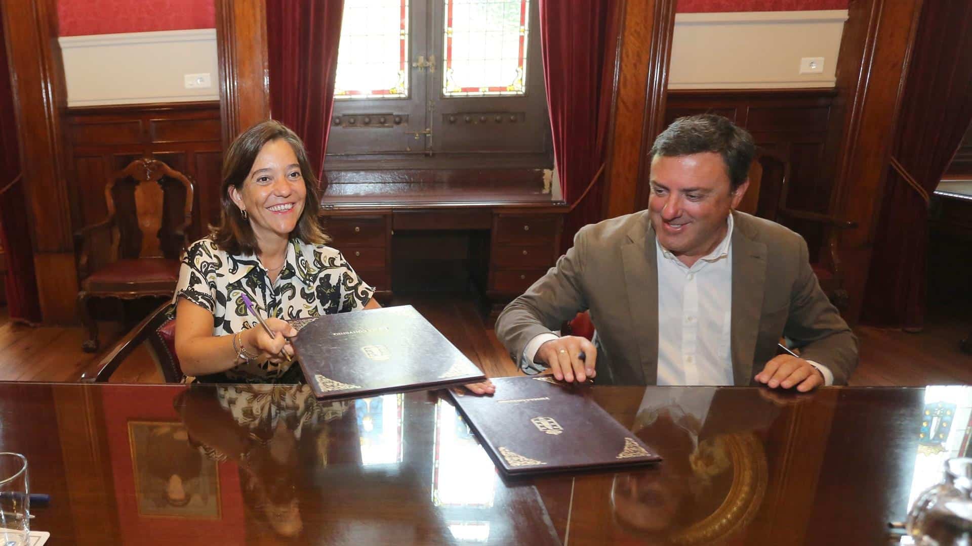 La alcaldesa de A Coruña, Inés Rey, y el presidente de la Deputación da Coruña, Valentín González Formoso, firmando el convenio de colaboración | CONCELLO DA CORUÑA