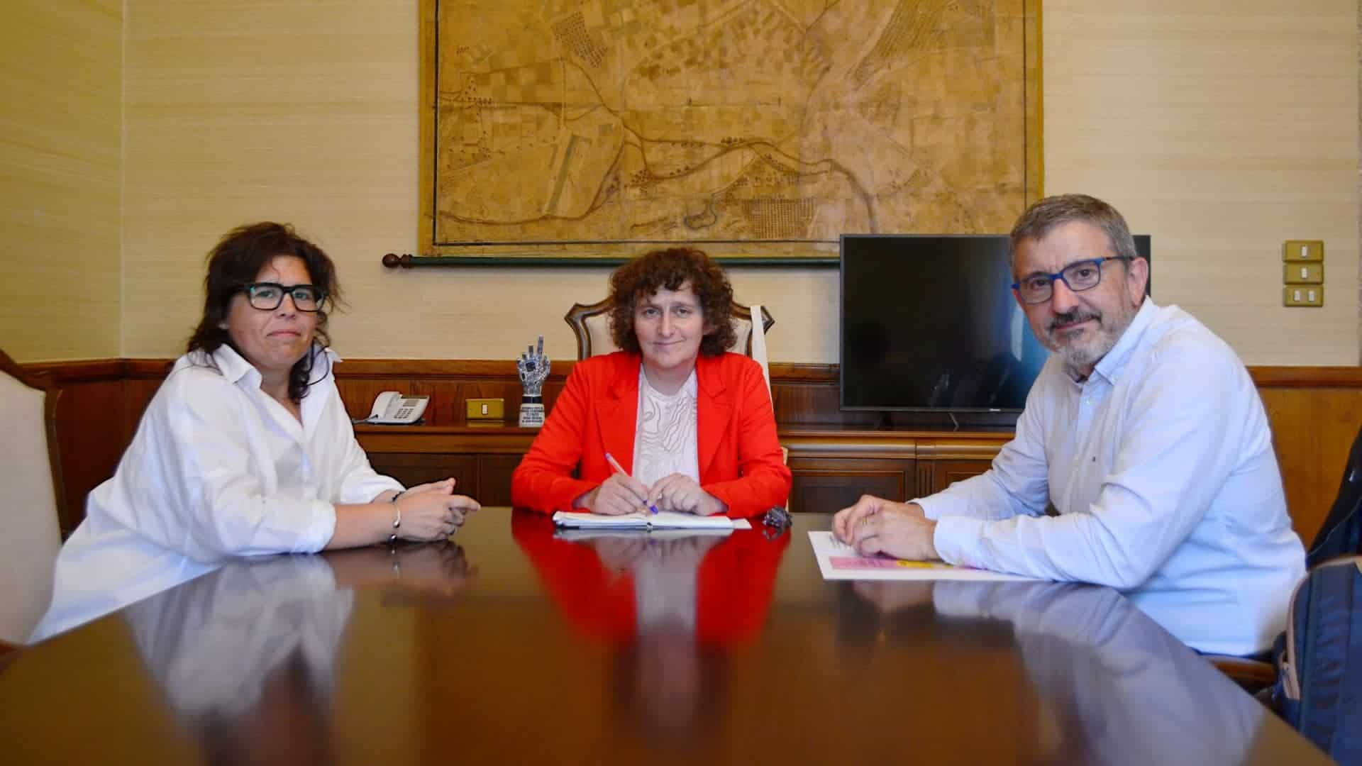 La alcaldesa de Santiago, Goretti Sanmartín; la concelleira de Deportes e Relacións Veciñais, Pilar Lueiro; y el director de la Escola Oficial de Idiomas (EOI), Gonzalo Constenla | CONCELLO DE SANTIAGO