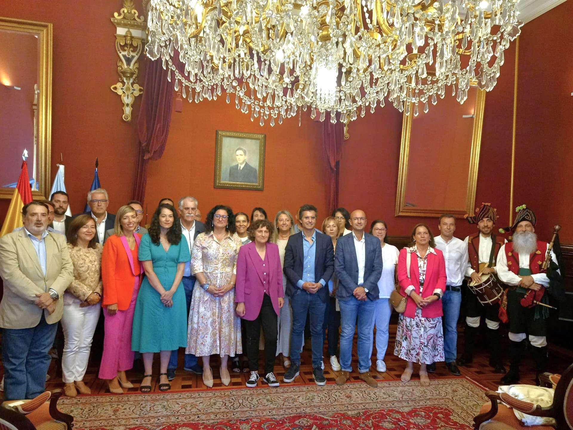 Corporaciones municipales de Santiago, Arzúa y Teo en el acto institucional de homenaje a Ánxel Casal. - AYUNTAMIENTO DE SANTIAGO