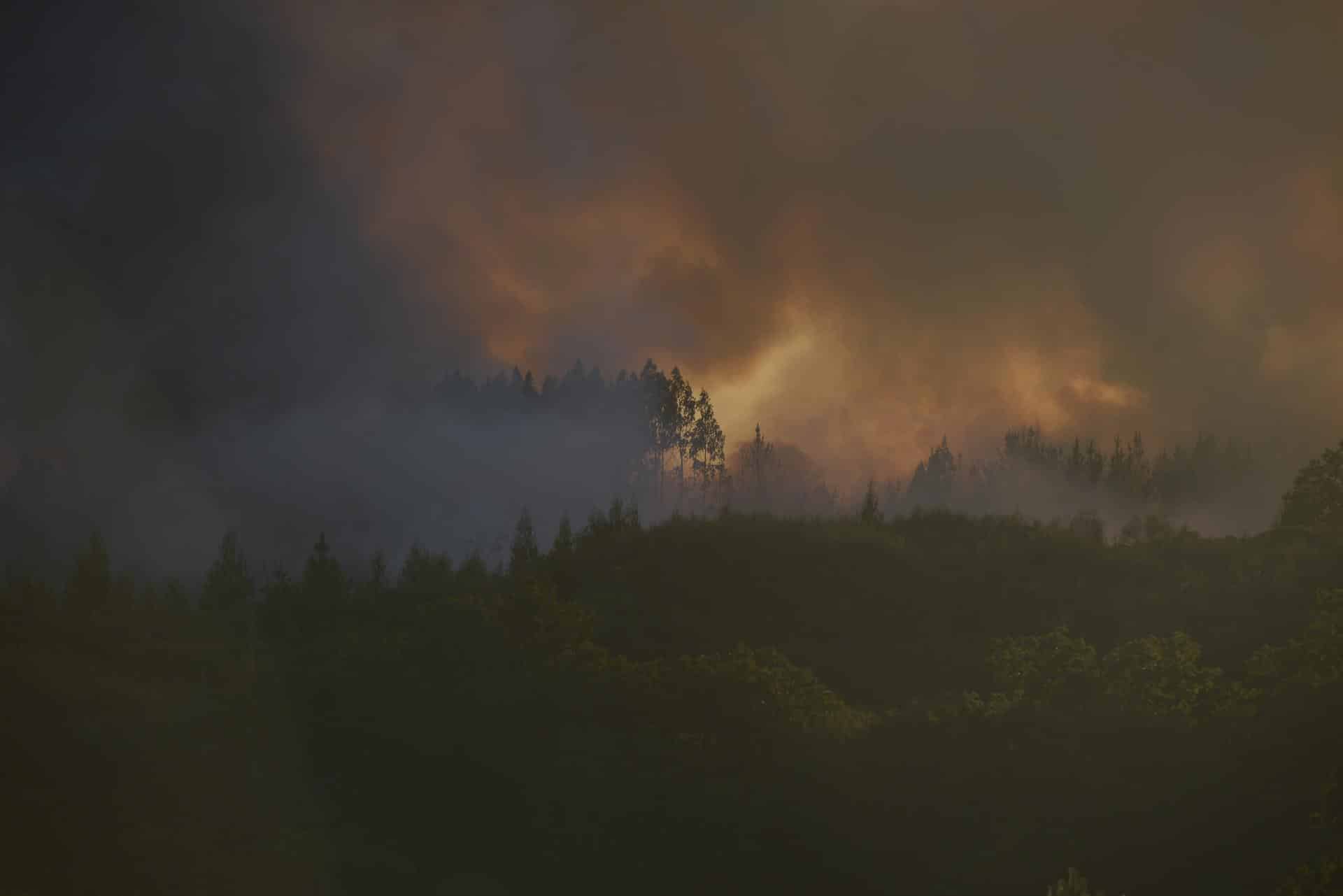 Humo provocado por un incendio forestal en la parroquia de Belesar, a 6 de agosto de 2023, en Vilalba, Lugo | EP