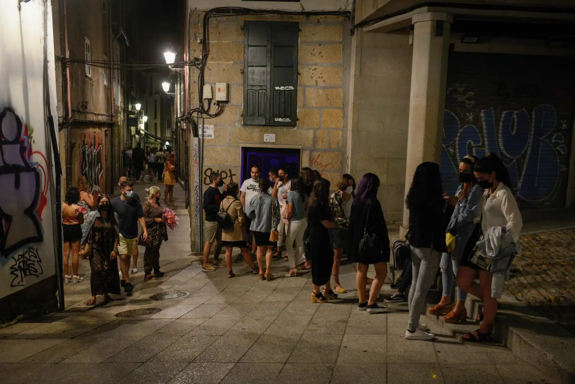Estudiantes se reúnen a las puertas de los locales en Santiago de Compostela | EP