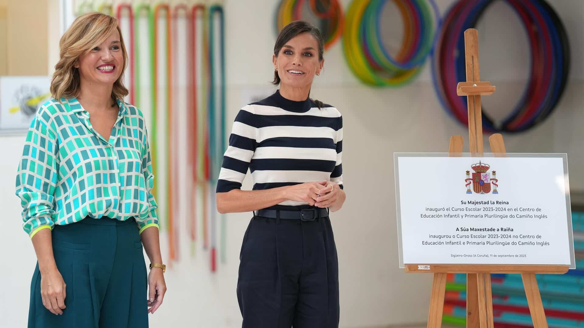 a reina Letizia, junto a la ministra de Educación, Pilar Alegría, en la inauguración de la apertura del curso escolar 2023/2024 en el CEIP do Camiño Inglés en Sigüeiro, en Oroso | EP