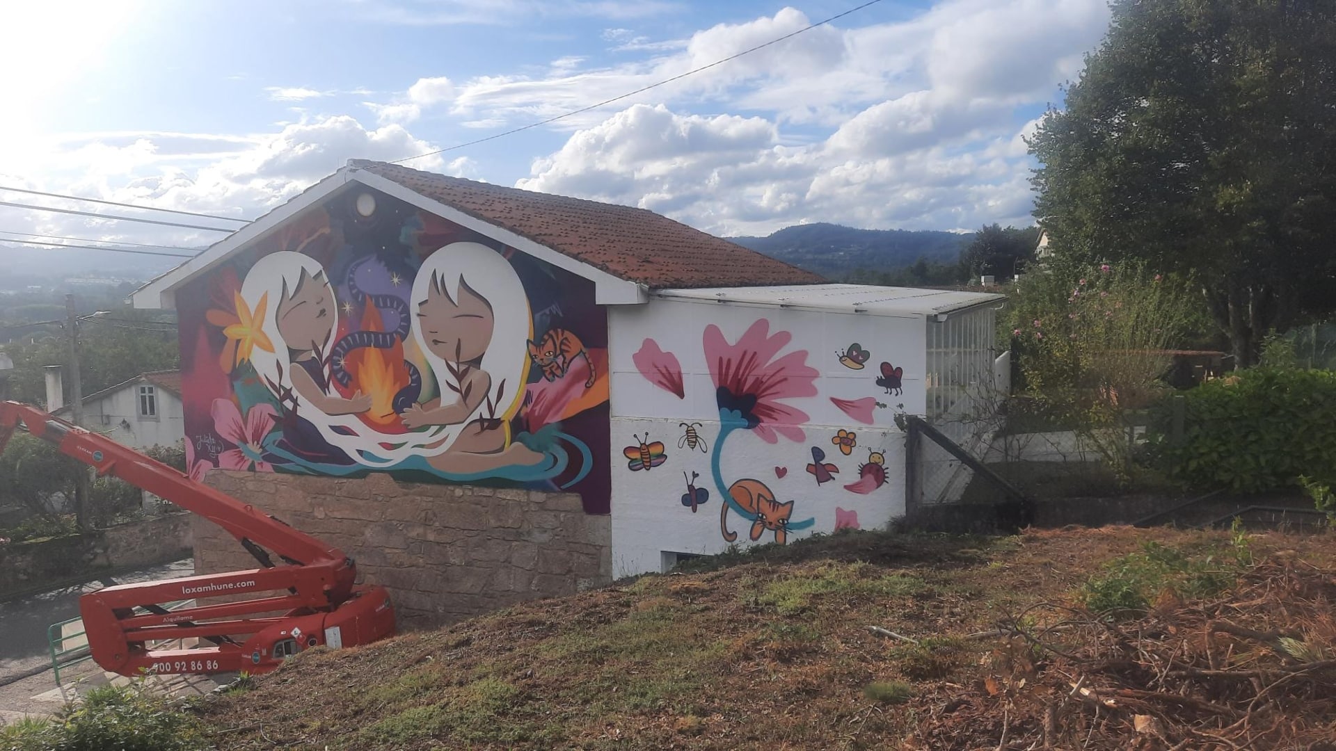 El mural de Julieta XLF en la escuela infantil a Igrexa de Ortoño, en Ames, creado en el Delas Fest | CONCELLO DE AMES