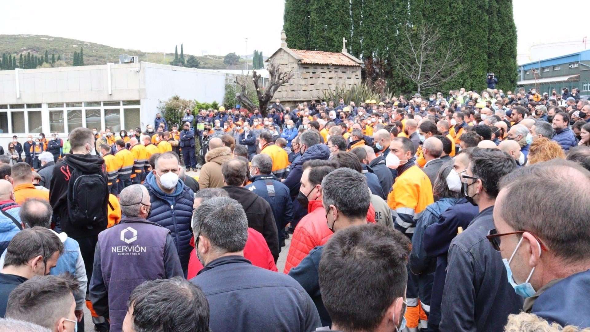 Una concentración de trabajadores ante la refinería de A Coruña en solidaridad con la familia del operario fallecido en un accidente y de otro trabajador herido | CEDIDA