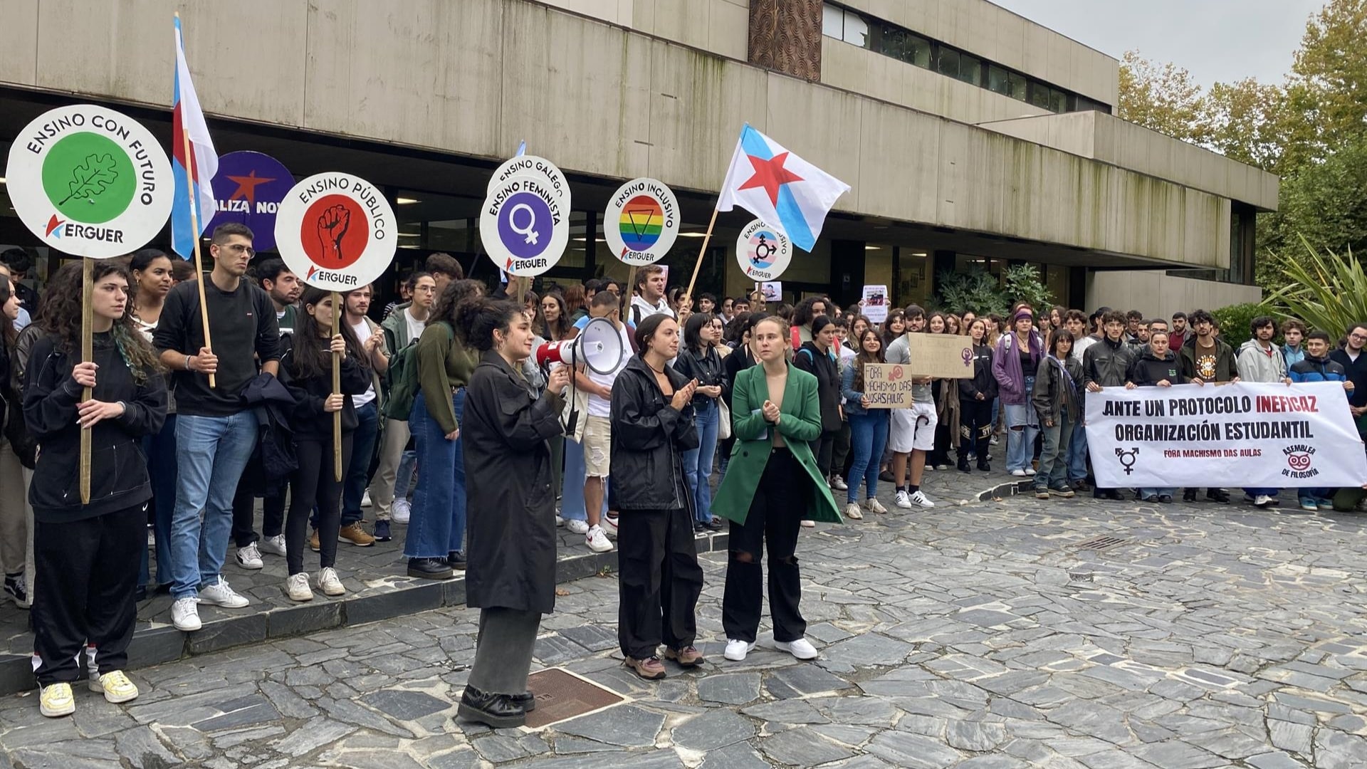 La protesta de Erguer contra el profesor de la USC Luciano Méndez, que vuelve de su suspensión de tres años por vejaciones machistas | EP