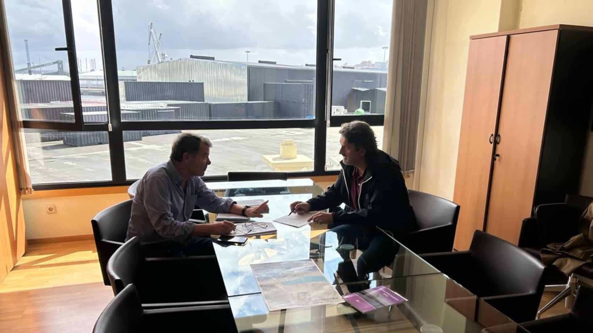 La reunión entre el alcalde de Ortigueira, Valentín Calvín, y el presidente de Portos de Galicia José Antonio Álvarez Villar | CONCELLO DE ORTIGUEIRA