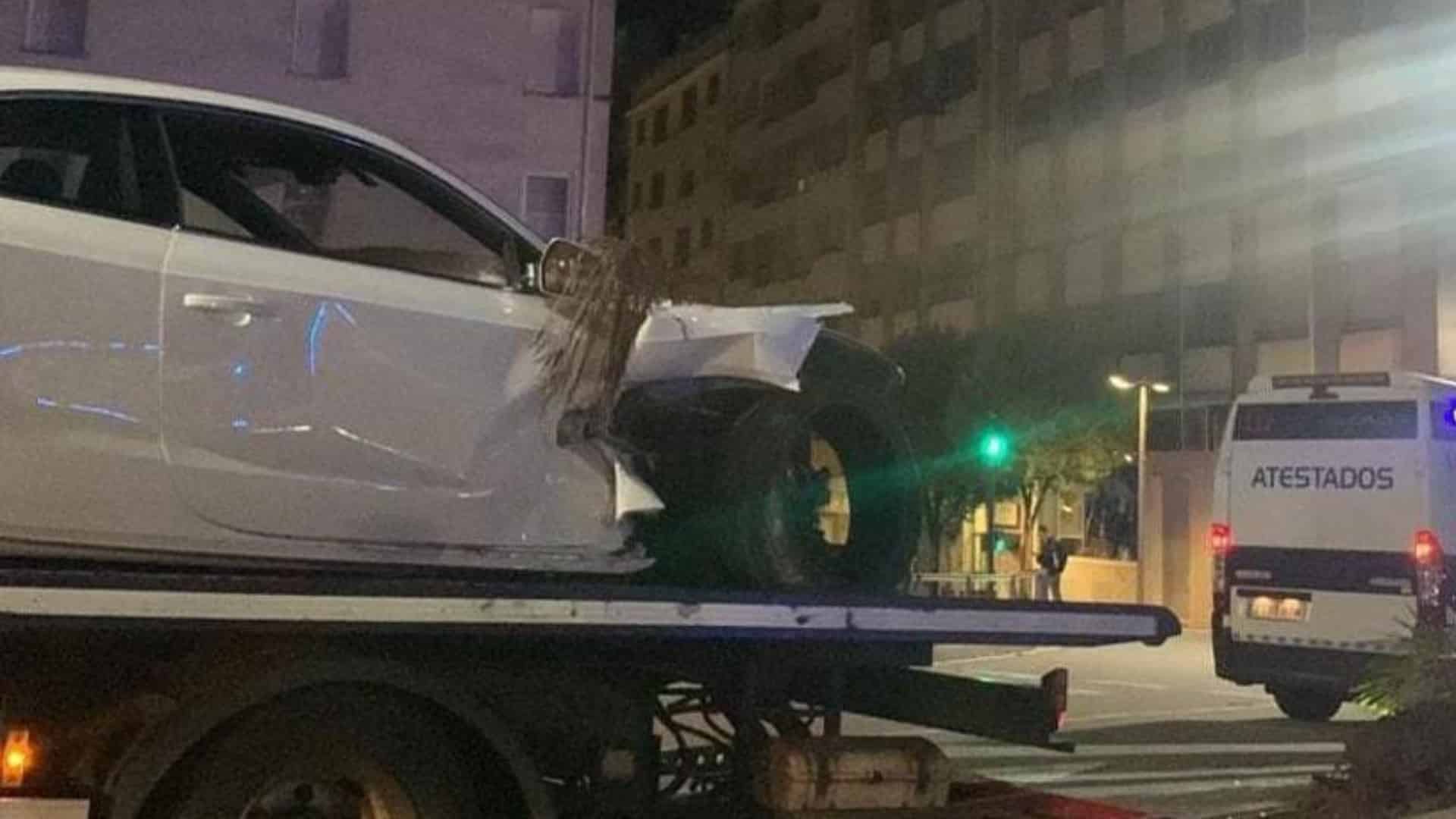 El vehículo accidentado en la Plaza Roja de Santiago | @SALSEOUSC