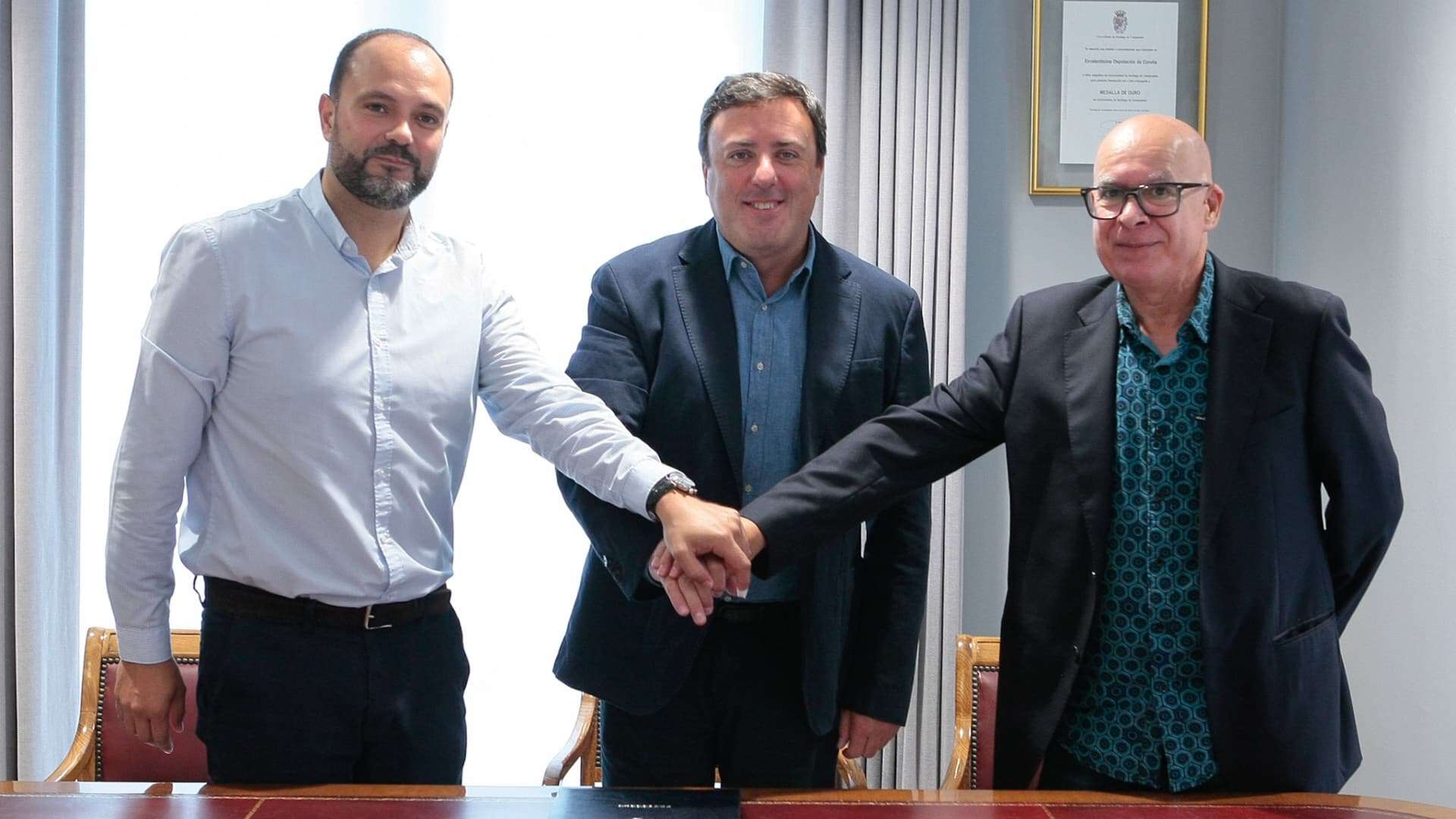 La firma del convenio entre el presidente de la Deputación da Coruña, Valentín González Formoso, el vicepresidente y responsable del área de Turismo, Xosé Regueira, y el alcalde del Concello de Pontedeume y diputado provincial, Bernardo Fernández Piñeiro | DEPUTACIÓN DA CORUÑA