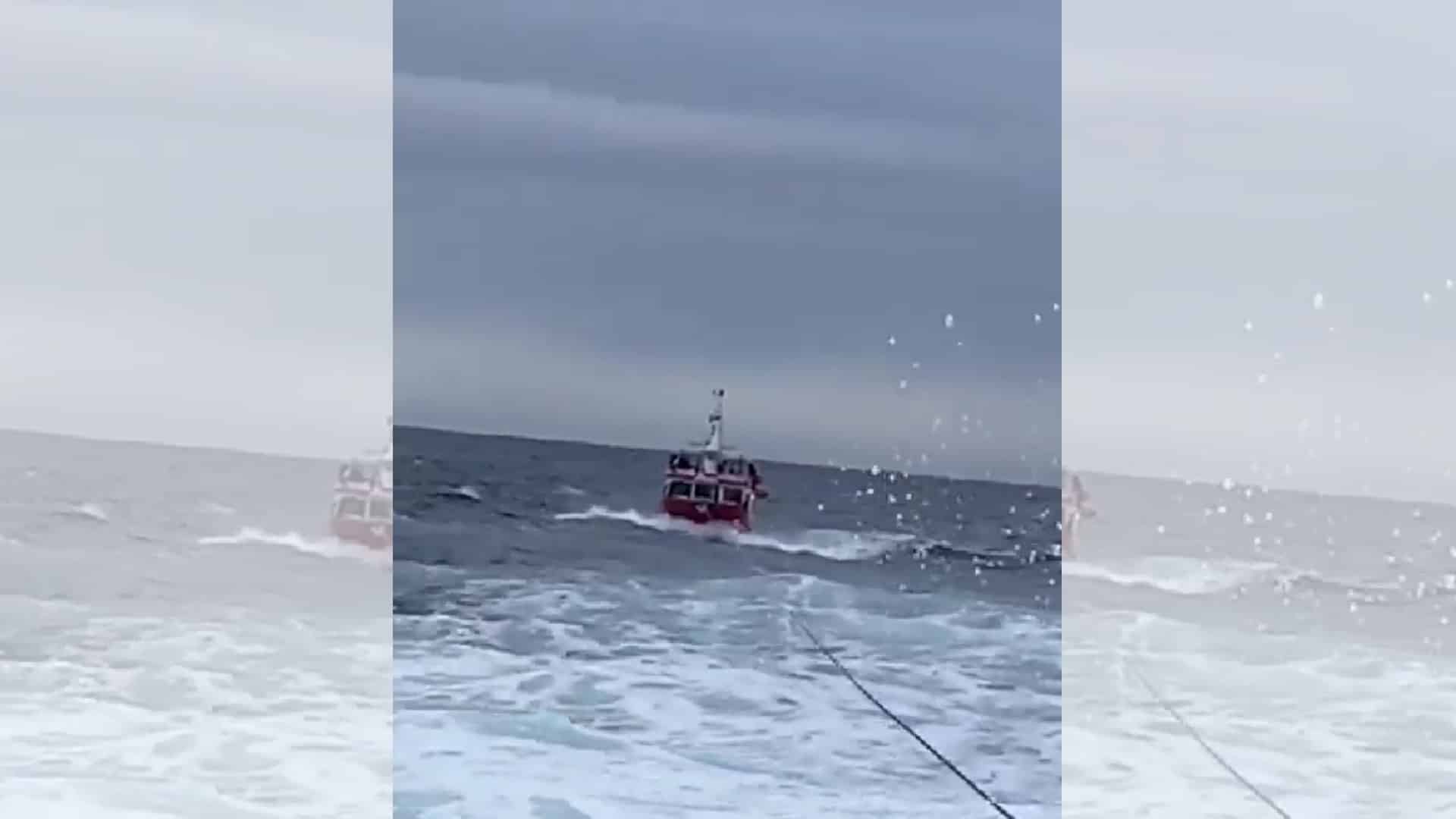 El pesquero A Fervenza siendo remolcado desde Cabo Prior | SALVAMENTO MARÍTIMO