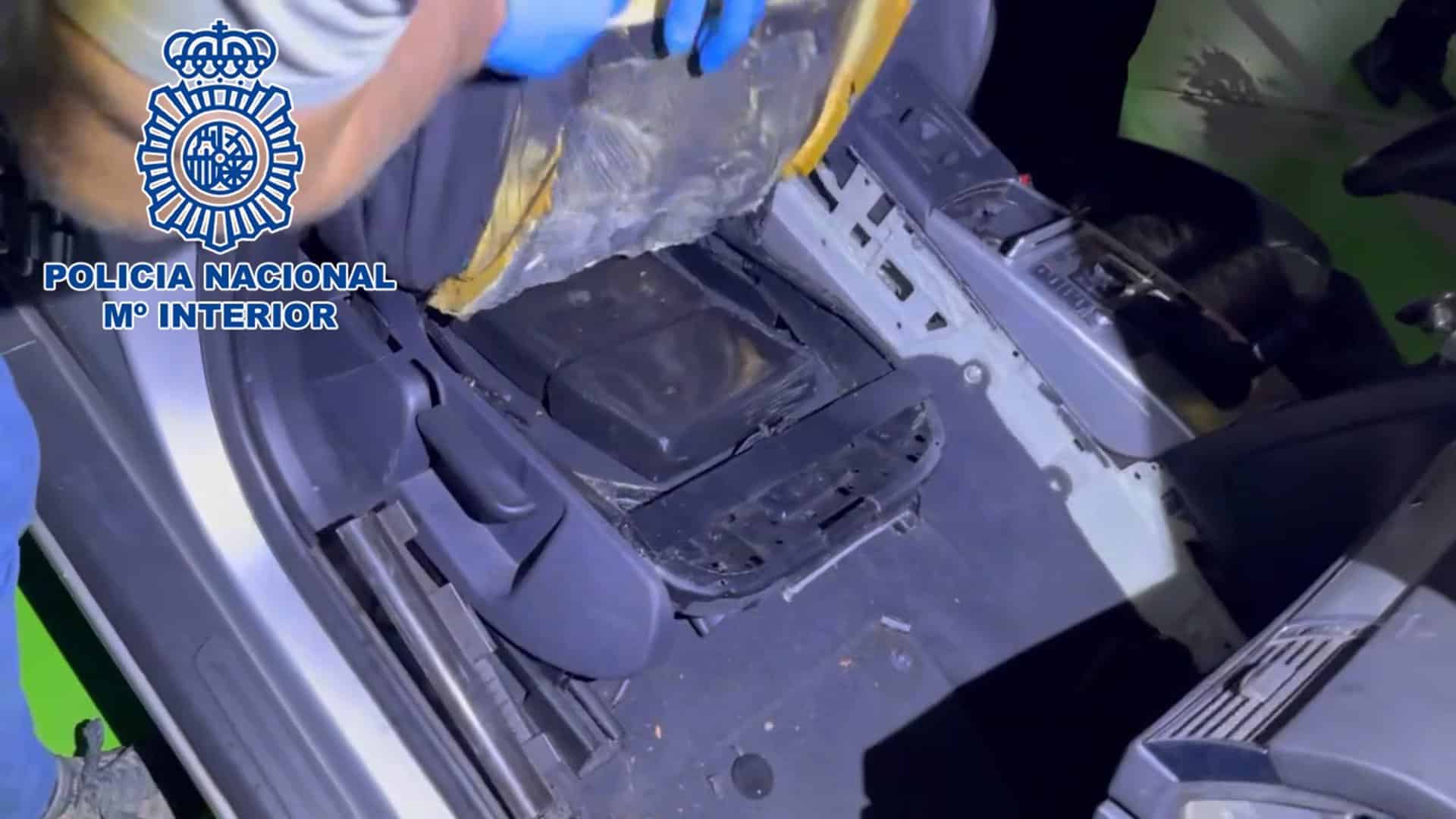 Droga bajo el asiento del vehículo. | POLICÍA NACIONAL