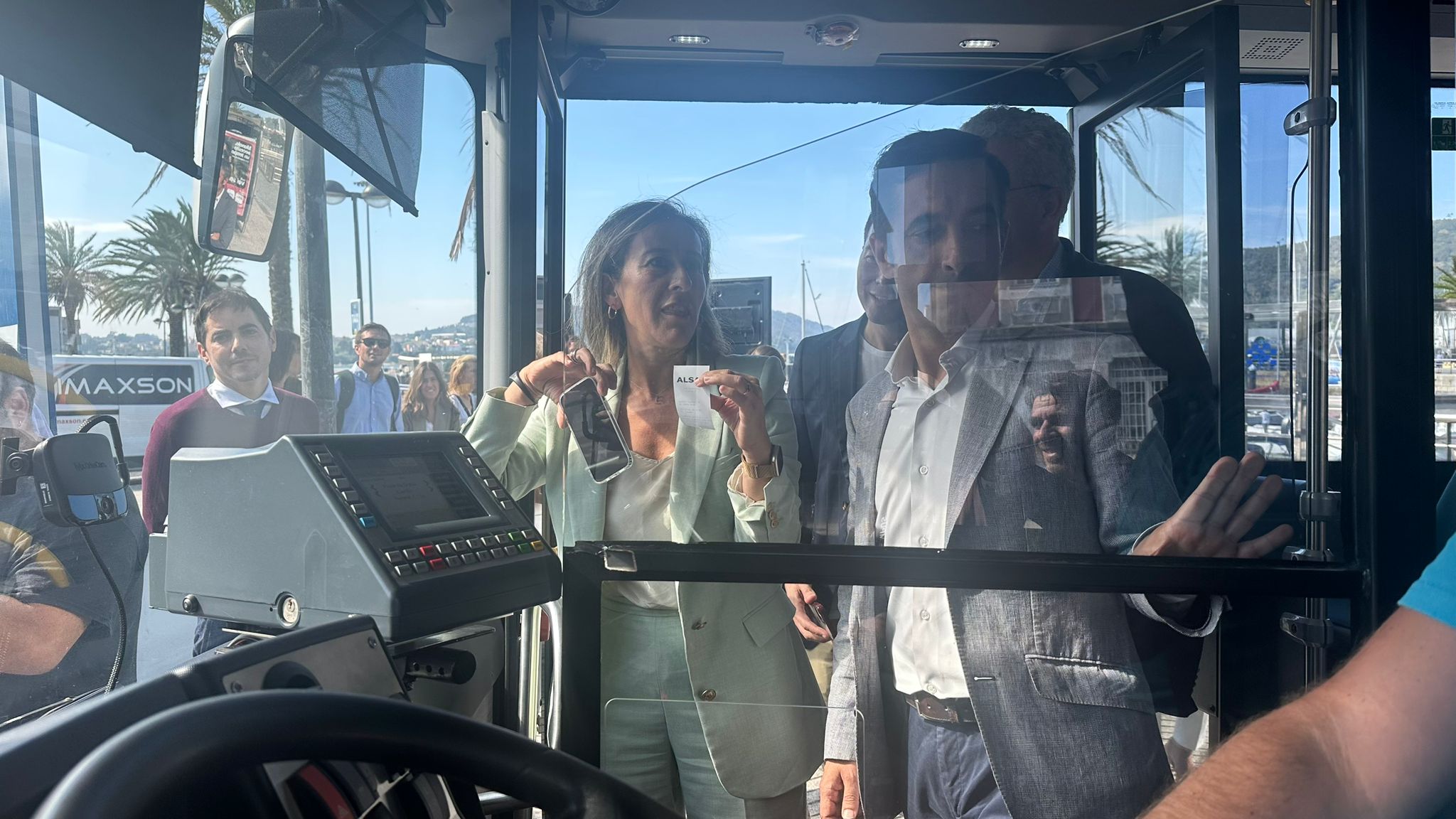 La Conselleira de Infraestructuras y Movilidad, Ethel Vázquez, ha lanzado hoy la tarjeta Xente Nova en el móvil para facilitar el uso del transporte público gratuito a los jóvenes en Ferrol, Narón y Neda.