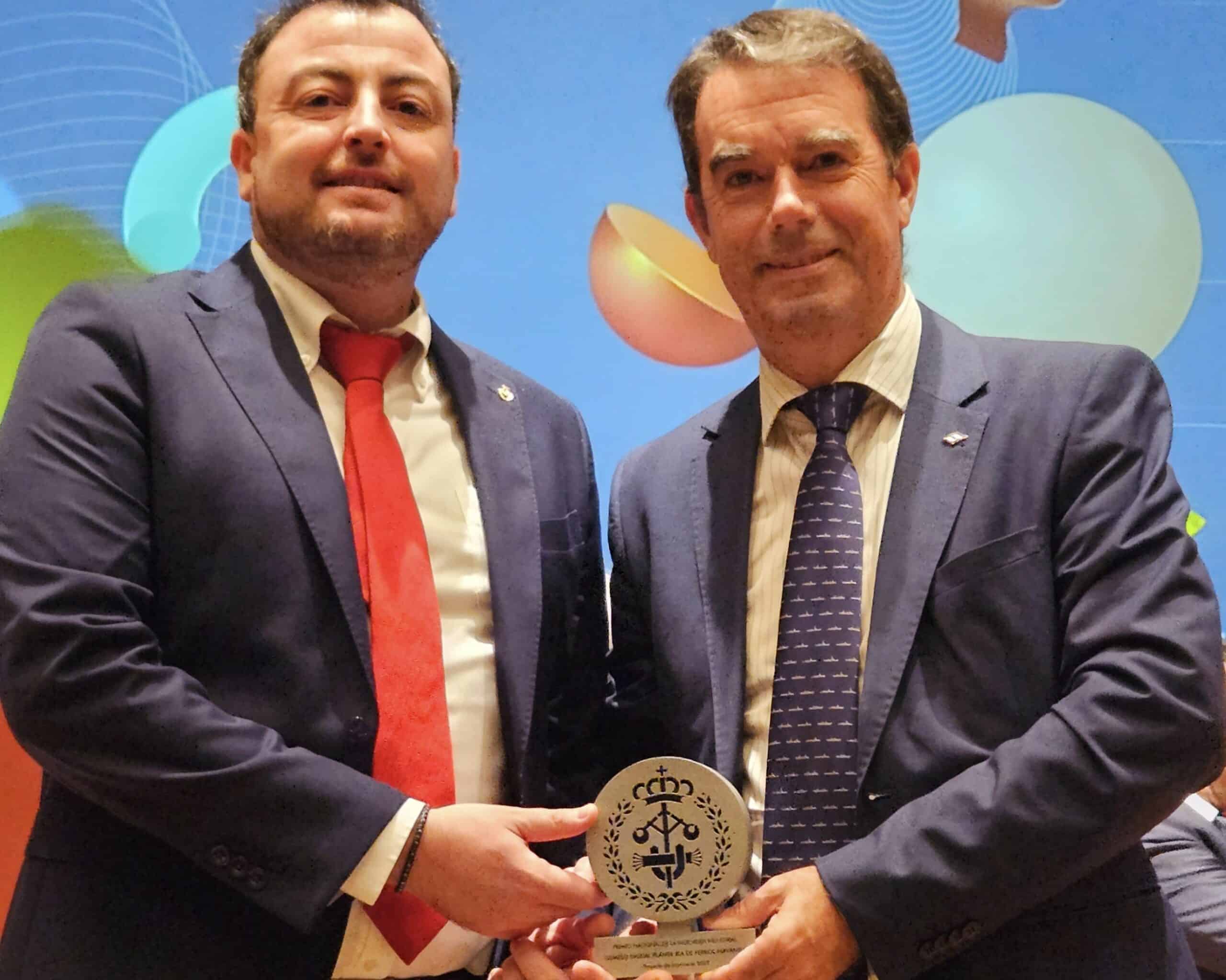 Rafael Morgade, director de Transformación Digital Industrial de Navantia Ferrol, y David Roca, líder del proyecto, recibieron el galardón
