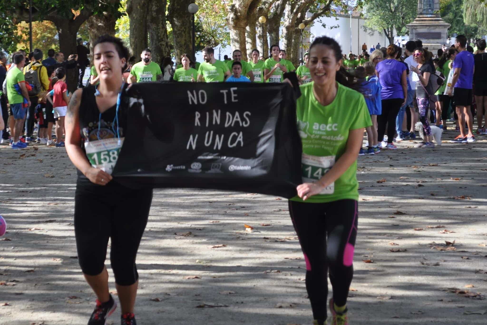 Dos de las participantes de la carrera de 2022 a su llegada a meta | AECC FERROL