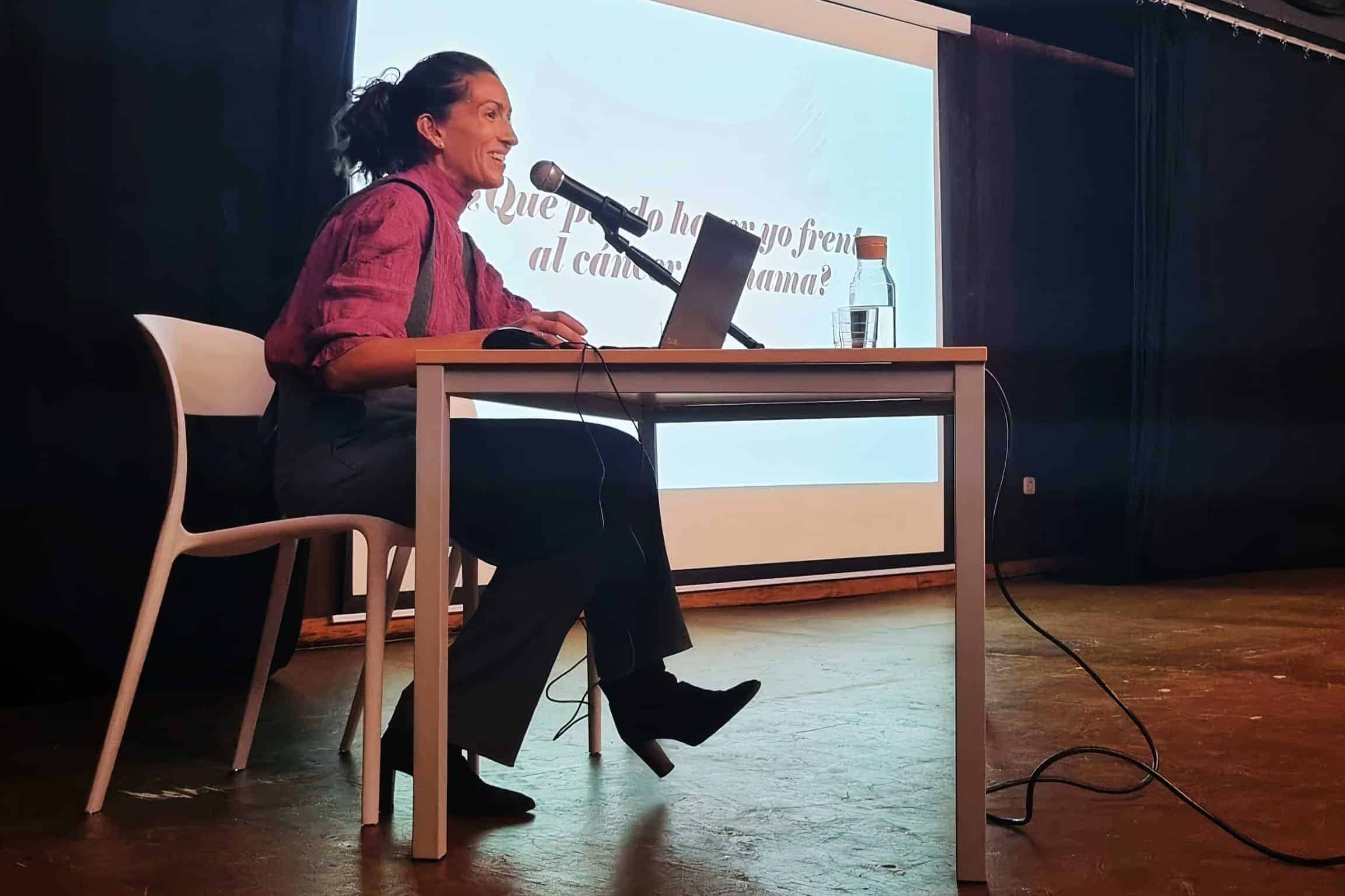 La Dra. Rocío Vílchez Simó, oncóloga médica y directora de Soporte del Área Sanitaria de Ferrol, impartió en la tarde de este jueves una charla en la Casa de la Cultura del Concello de Valdoviño