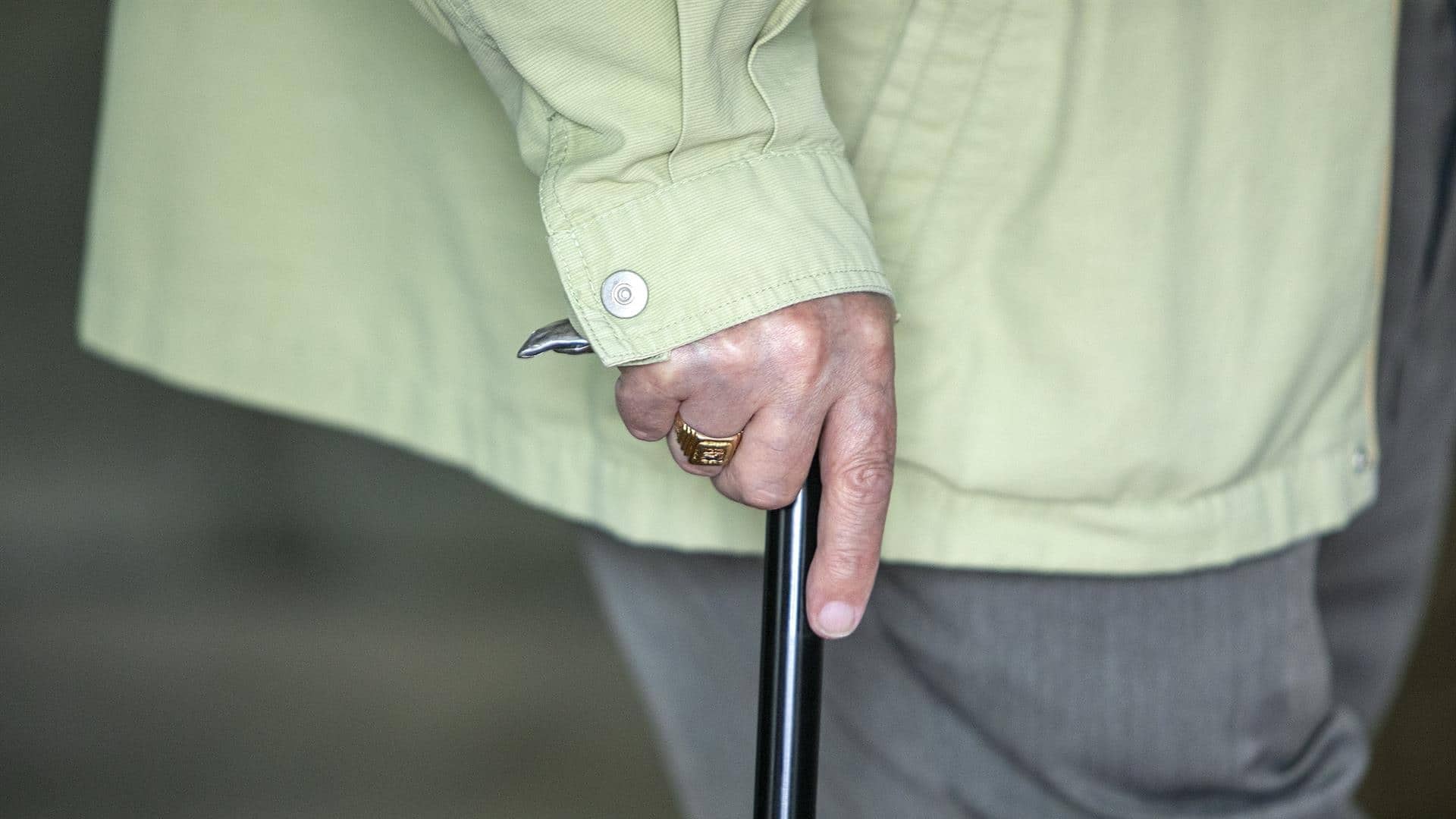 Imagen de archivo de un anciano caminando con la ayuda de un bastón | EP