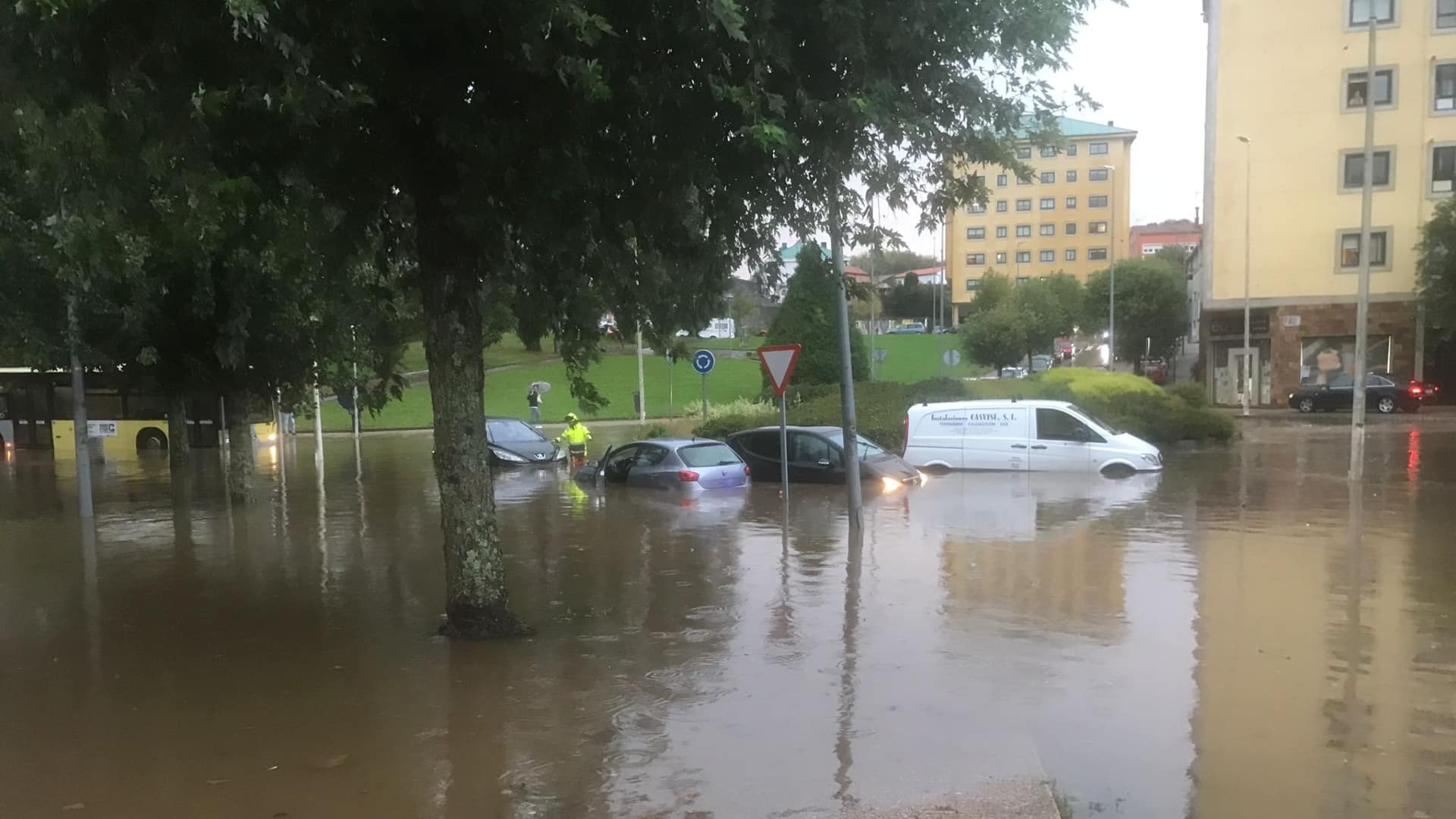 Vehículos inundados en una rotonda de Fontiñas | CEDIDA