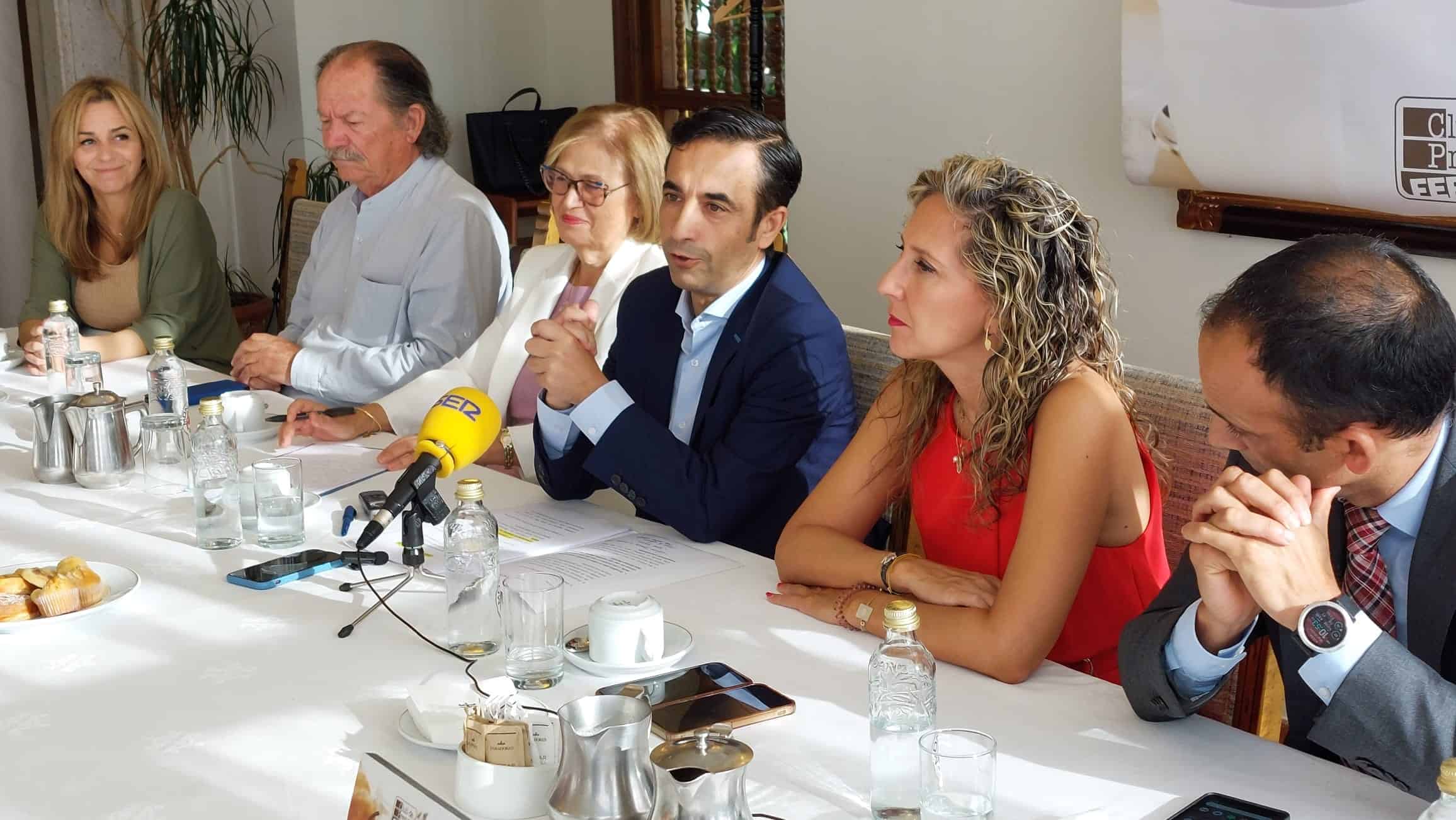 José Manuel Rey durante su participación como invitado en el ciclo "Conversas no Parador", que organiza el Club de Prensa de Ferrol, y en donde ha estado acompañado, entre otros, por la delegada de la Xunta en Ferrol, Martina Aneiros y el presidente de la Autoridad Portuaria de Ferrol-San Cibrao, Francisco Barea.