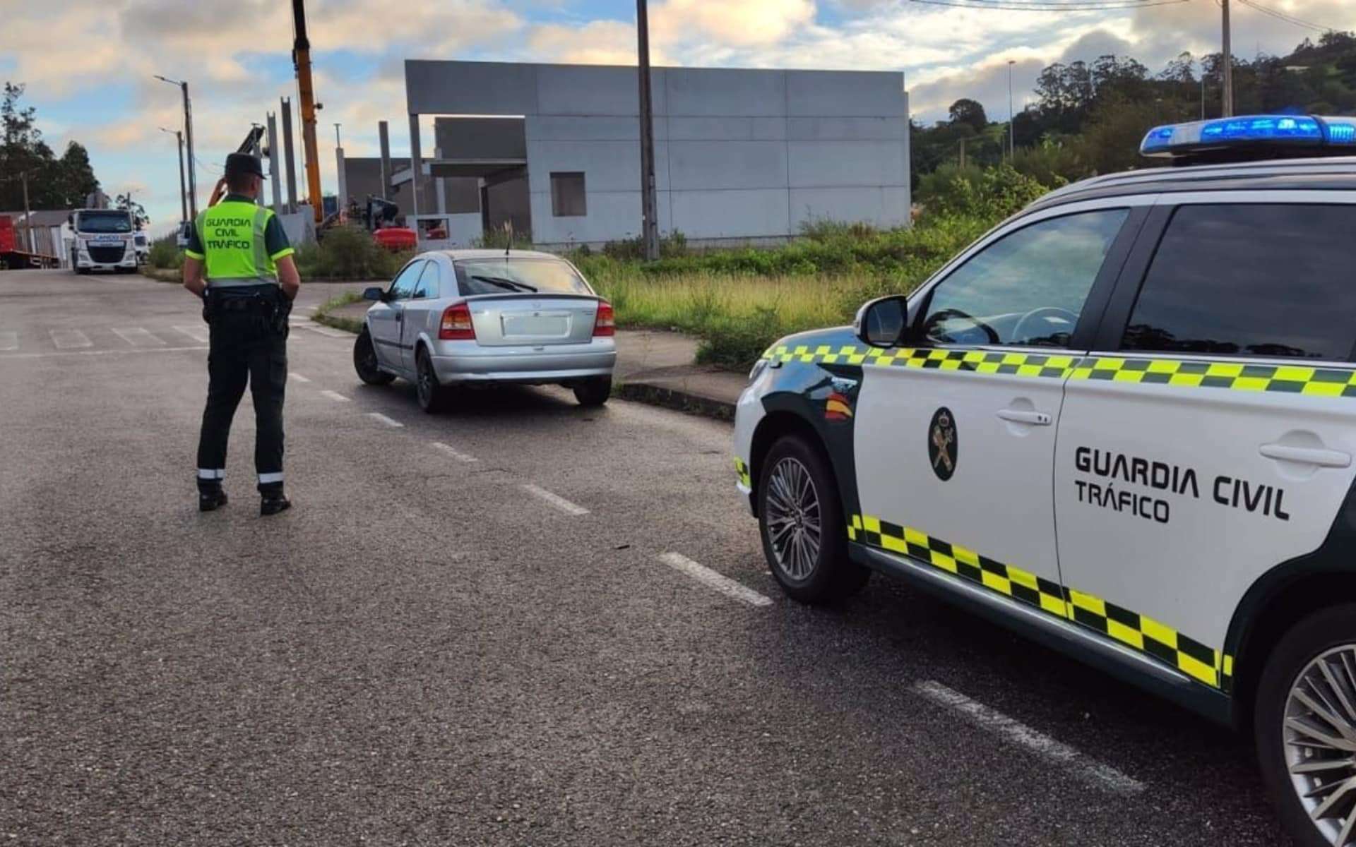 Un control de la Guardia Civil de Tráfico | GUARDIA CIVIL archivo