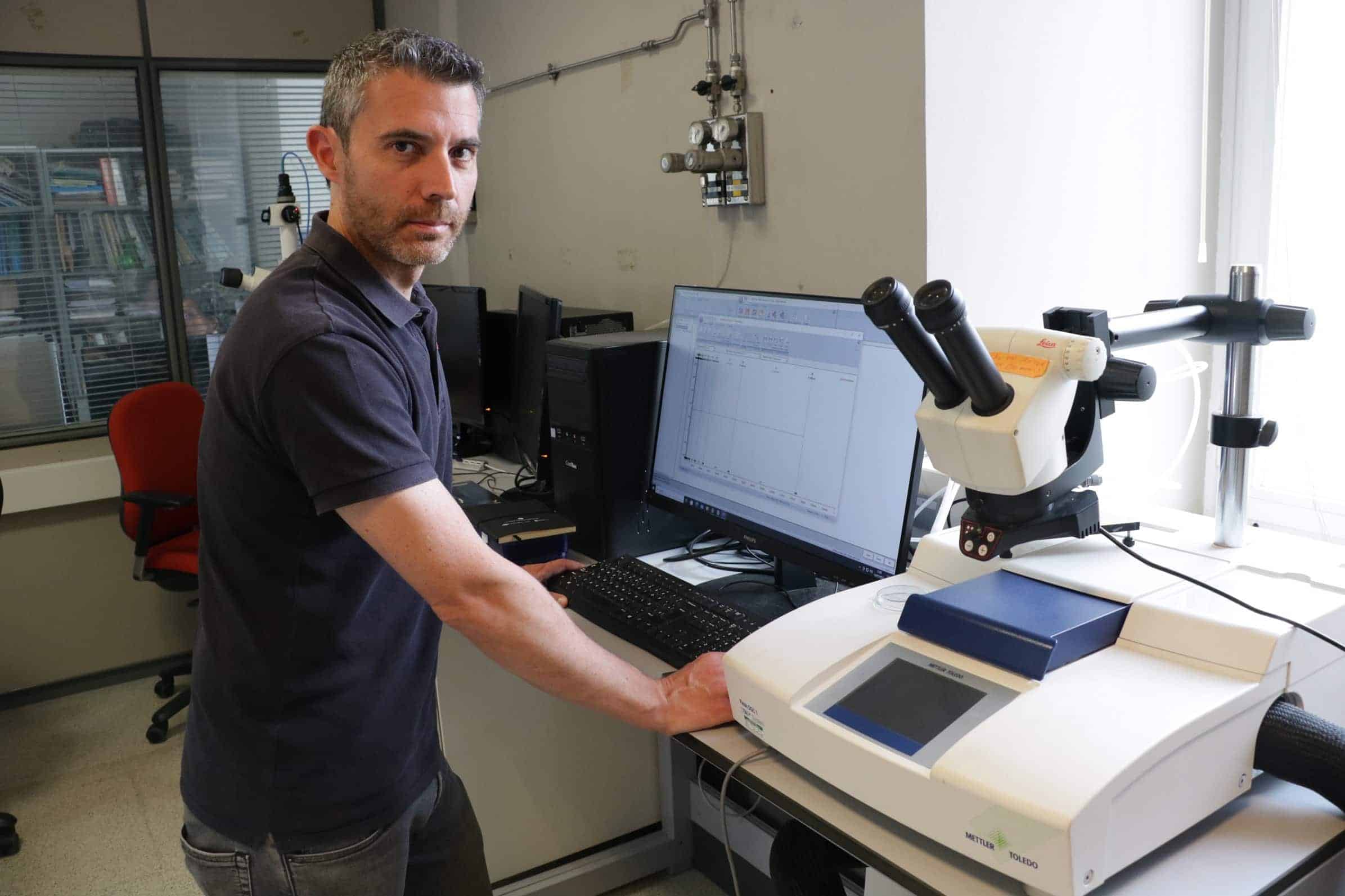 Jaime Martín en su laboratorio del campus de Ferrol