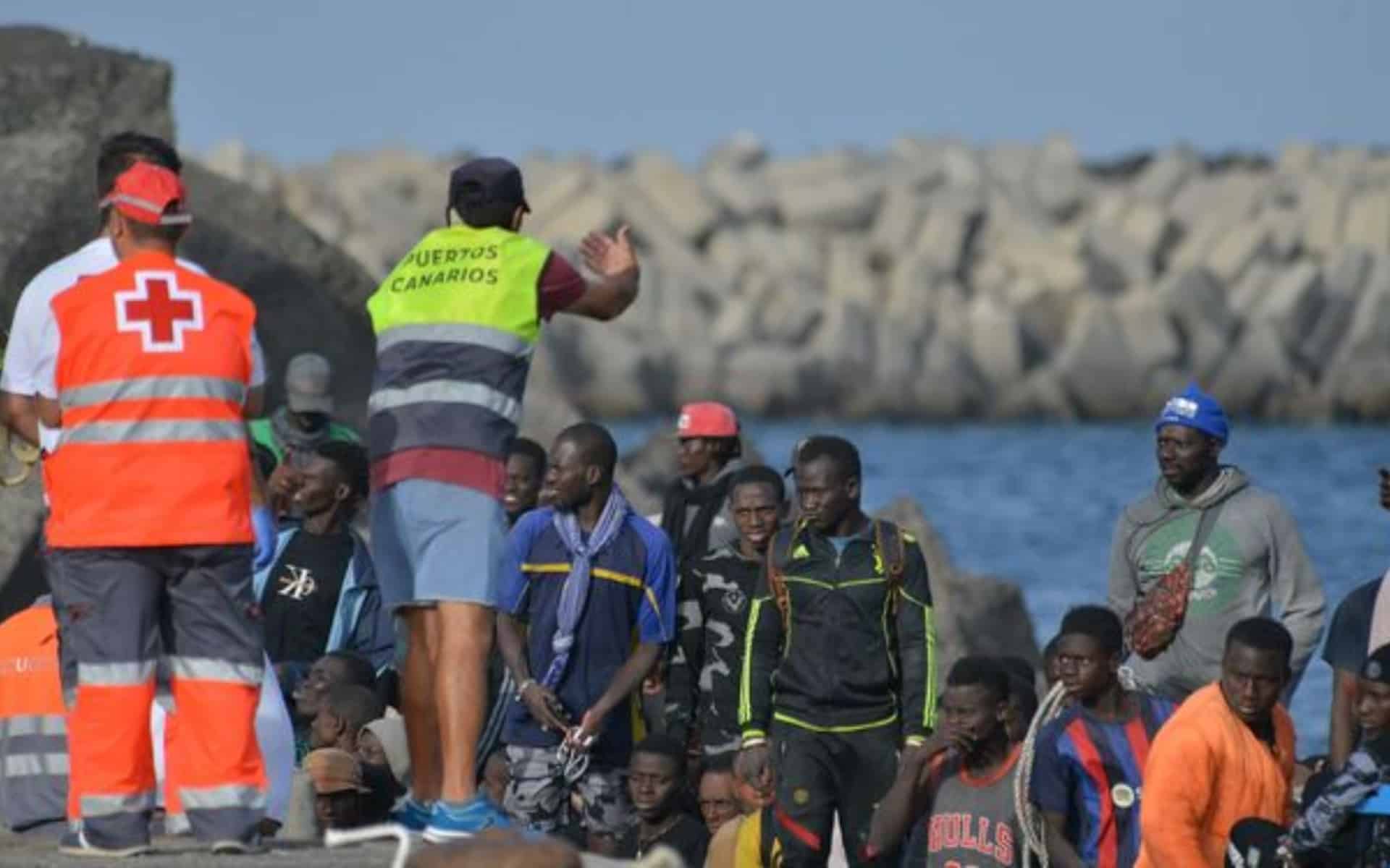 Imagen de archivo de un grupo de migrantes llegando a Canarias | EP