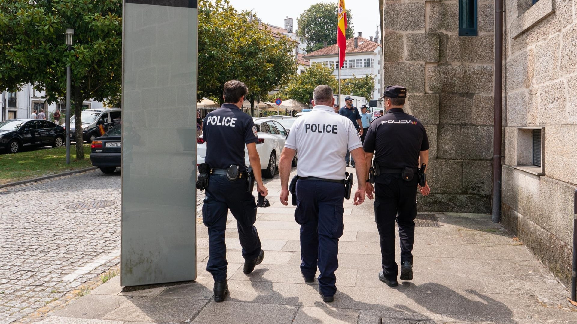 Imagen de archivo de agentes de la Policía Nacional en el exterior de la Comisaría de Santiago | EP