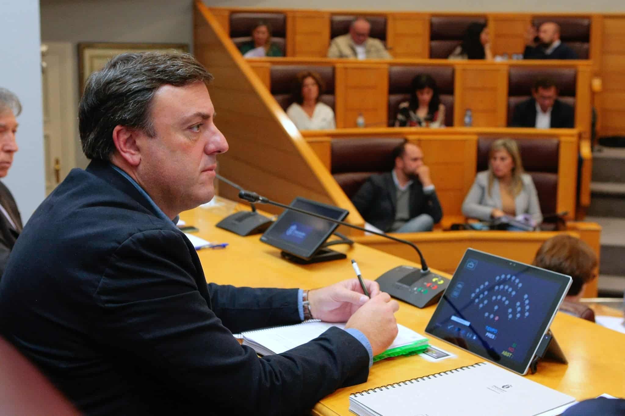 El presidente de la Deputación, Valentín González, durante el pleno de este mes de octubre