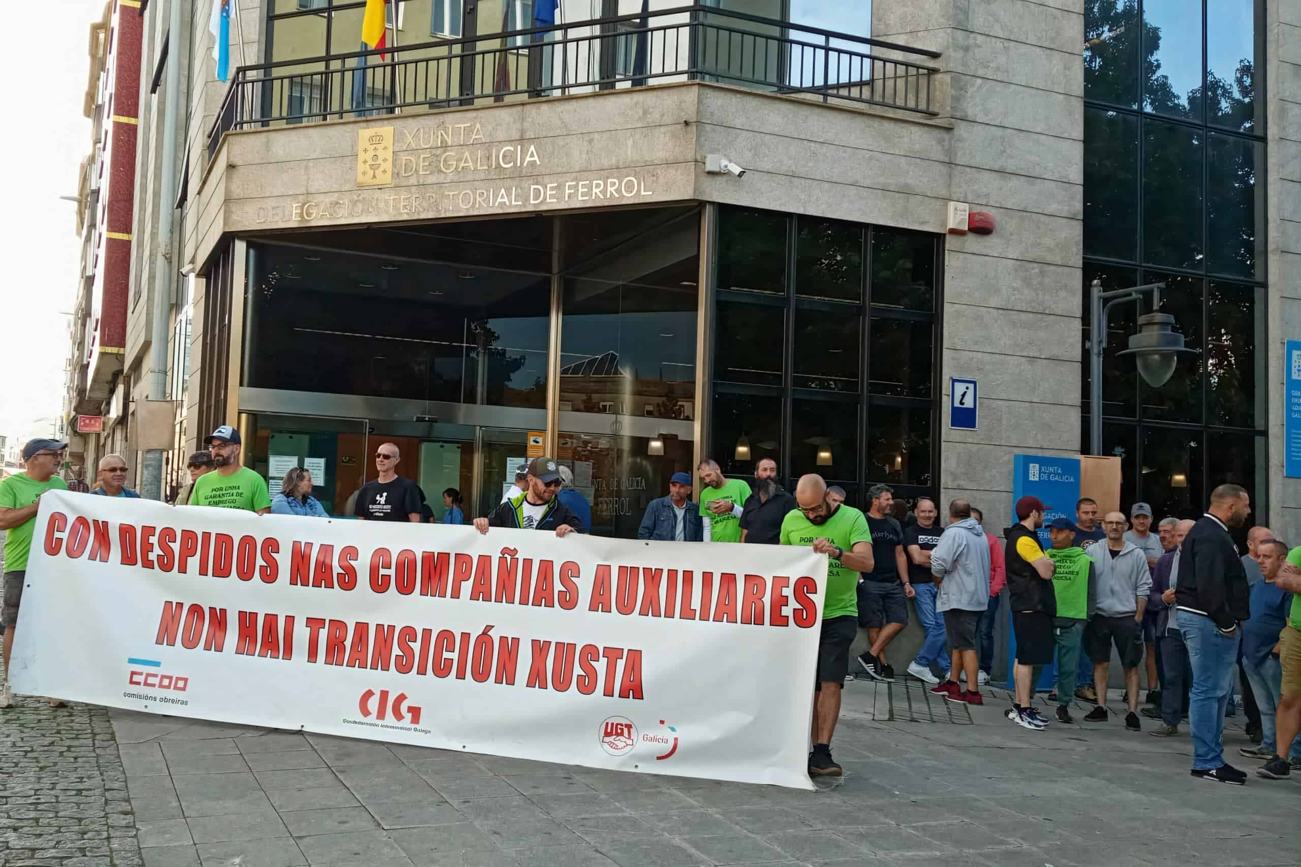 Concentración de los operarios frente al edificio de la Xunta en Ferrol