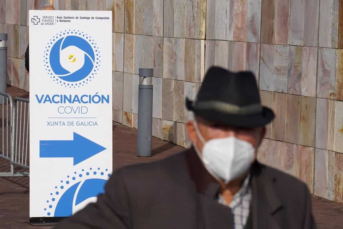Una persona mayor a su entrada para vacunarse de la cuarta dosis de Pfizer en la Cidade da Cultura de Santiago de Compostela | ÁLVARO BALLESTEROS - EP