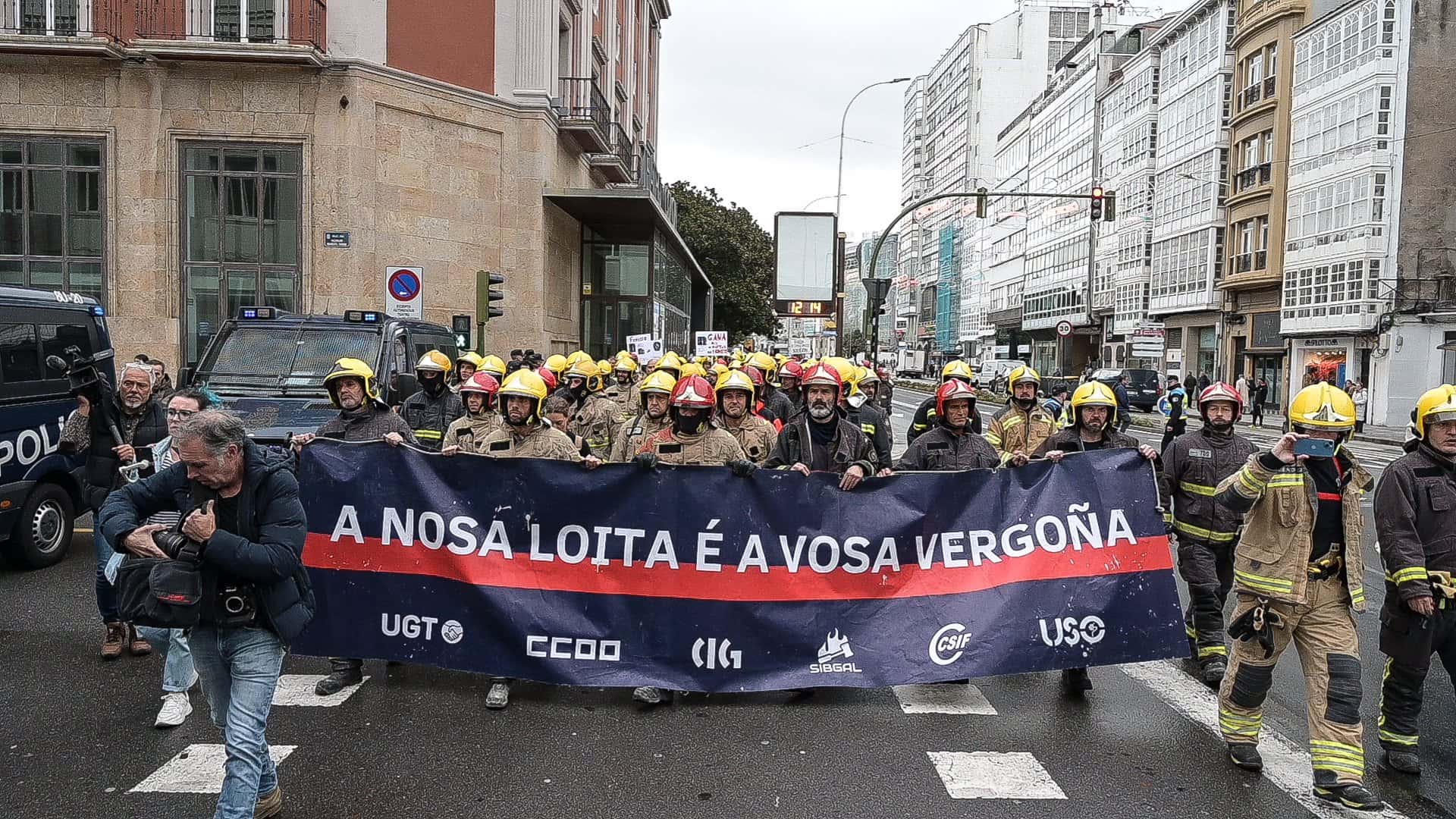Bomberos de los parques comarcales sujetan una pancarta durante una concentración frente a la Diputación de A Coruña - M. Dylan - Europa Press