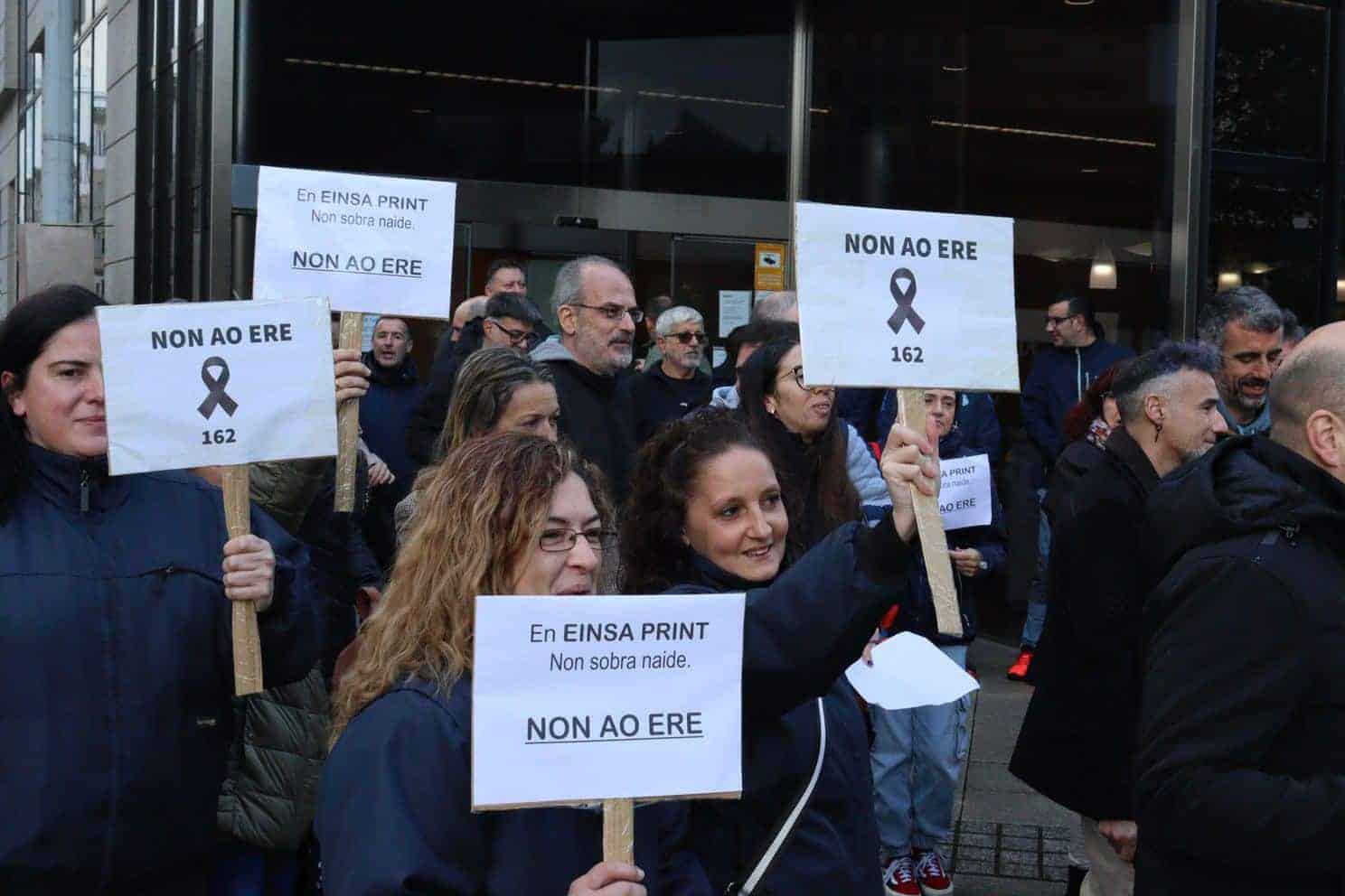 Concentración de los trabajadores de Einsa frente a la sede de la Xunta | CIG