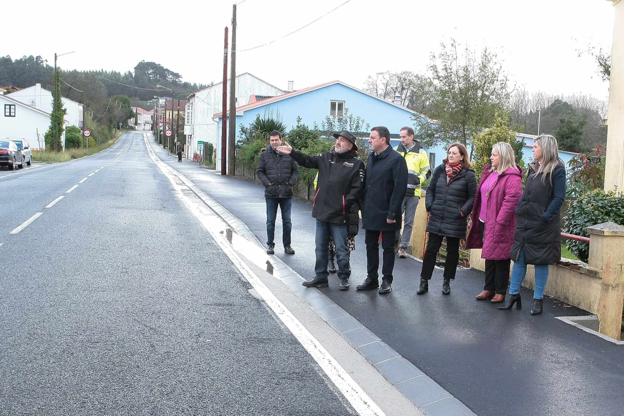 El presidente de la Diputación de A Coruña, Valentín González Formoso, el alcalde de Ares, Julio Iglesias Redondo, y la diputada responsable del área de Vías y Obras, Mónica Rodríguez, recorrieron la senda