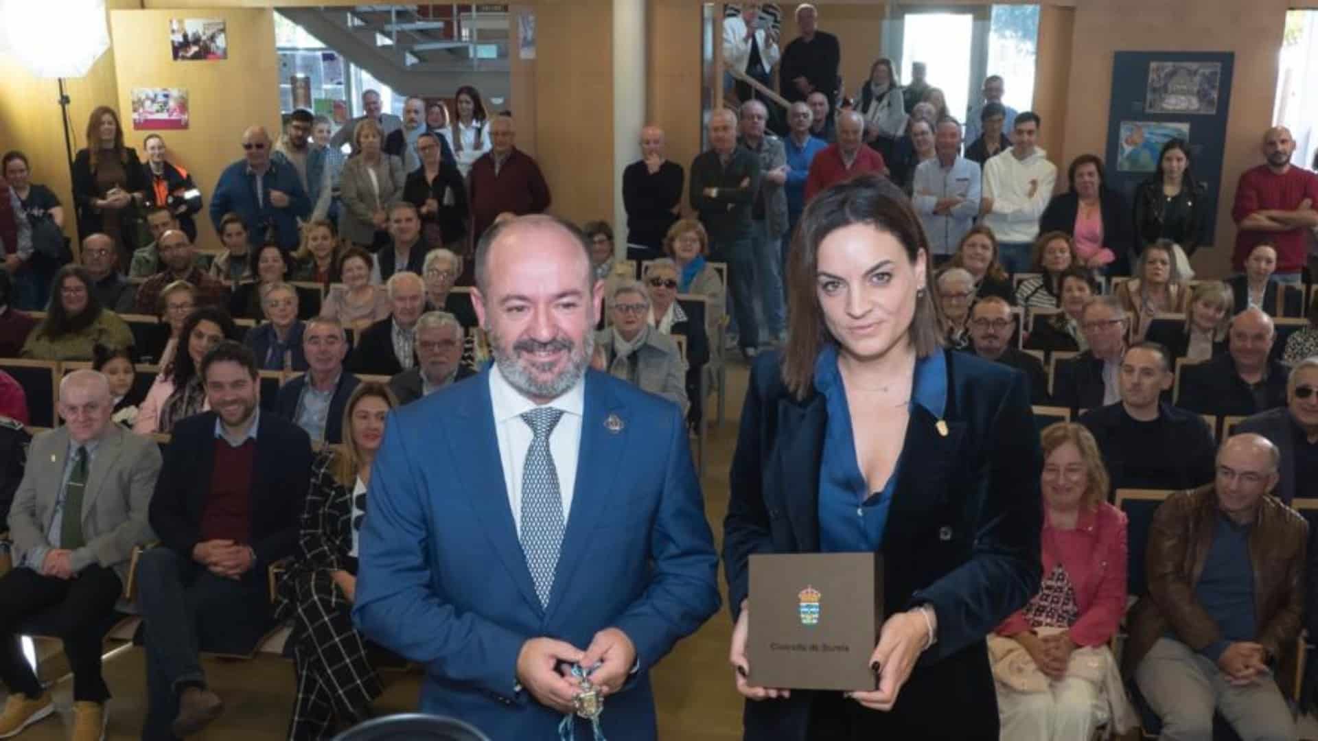 La entrega de la Medalla de Honra de Burela de la alcaldesa, Carmela López, al patrón mayor de la cofradía, Basilio Otero | CONCELLO DE BURELA