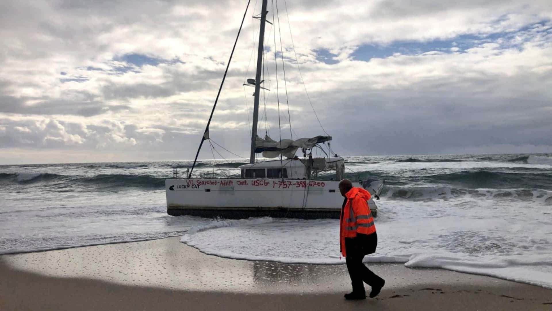 El catamarán varado en la playa de Area Maior, en Muros, tras un naufragio en Estados Unidos | @SALVAMENTOGOB