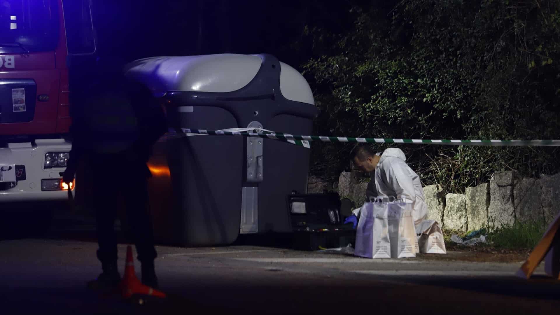 La Guardia Civil inspeccionando el lugar donde hallaron el cadáver de una mujer con signos de violencia en el polígono de As Gándaras, en O Porriño | EP