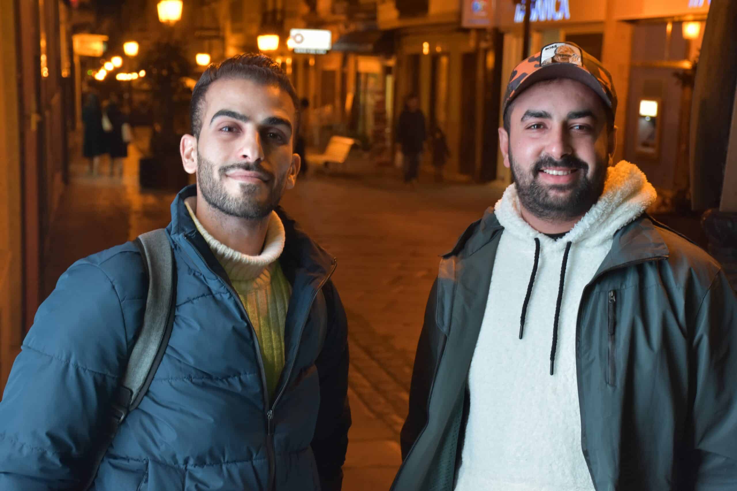 Naser Daoud (26 años) y Kanan Daoud (23 años) pasean por la calle Galiano de Ferrol