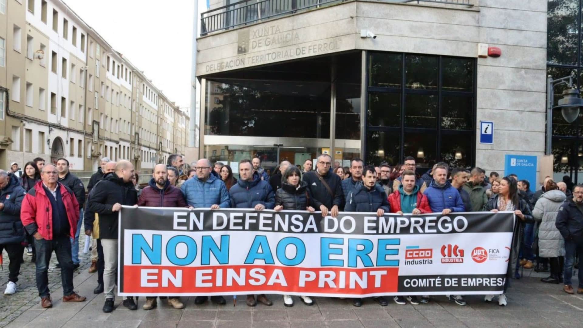 La protesta de los trabajadores de Einsa Print ante la Delegación de la Xunta en Ferrol | CIG