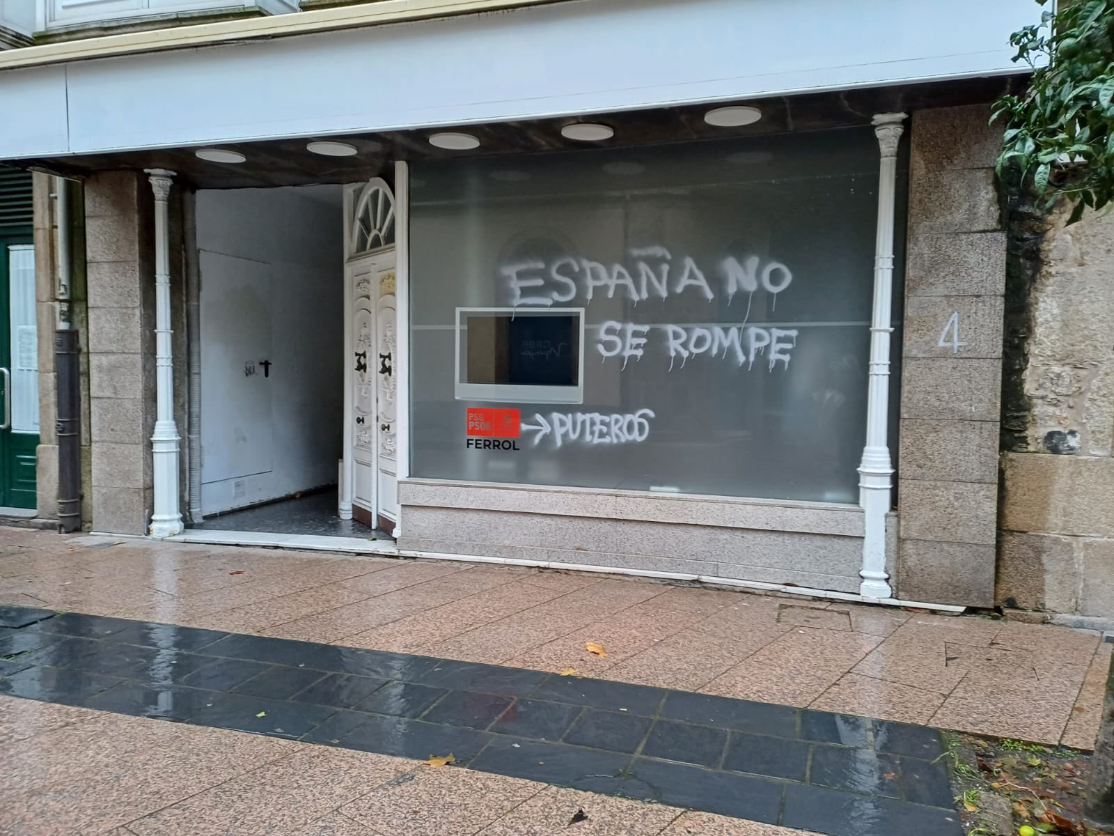 Pintadas aparecidas en la sede socialista de Ferrol