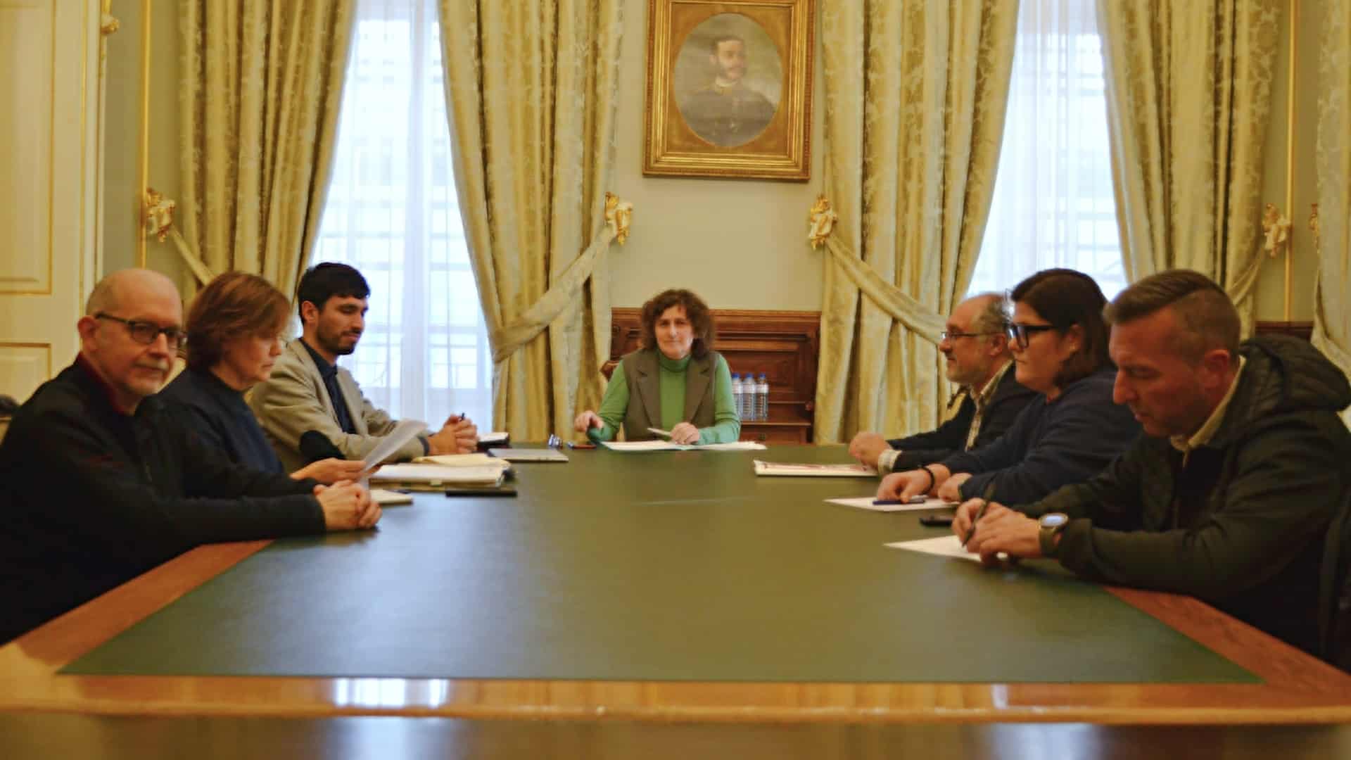 La alcaldesa de Santiago, Goretti Sanmartín, y el concelleiro de Urbanismo, Iago Lestegás, reunidos com la hostelería de la ciudad | CONCELLO DE SANTIAGO