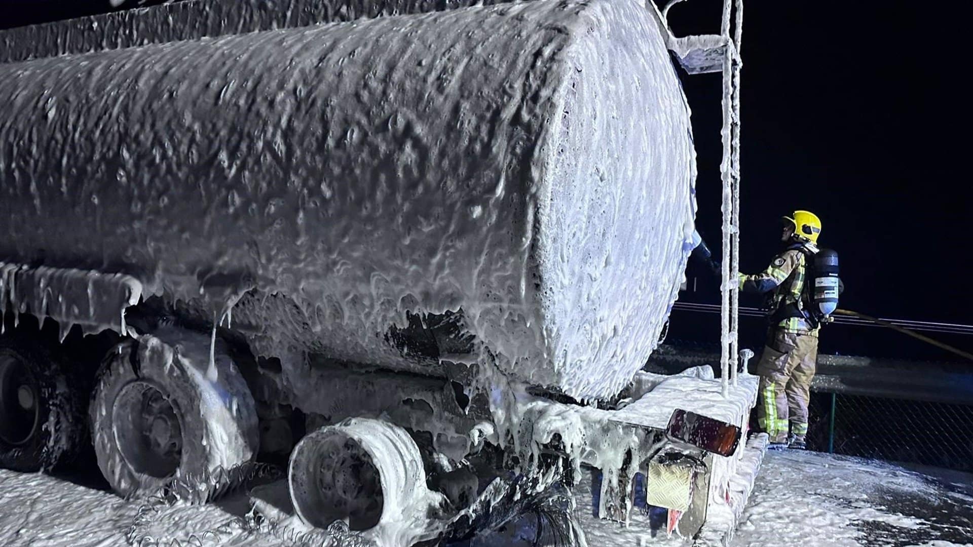El camión con 40.000 litros de gasoil agrícola calcinado en la AP-9 en Portas | CONCELLO DE SANXENXO