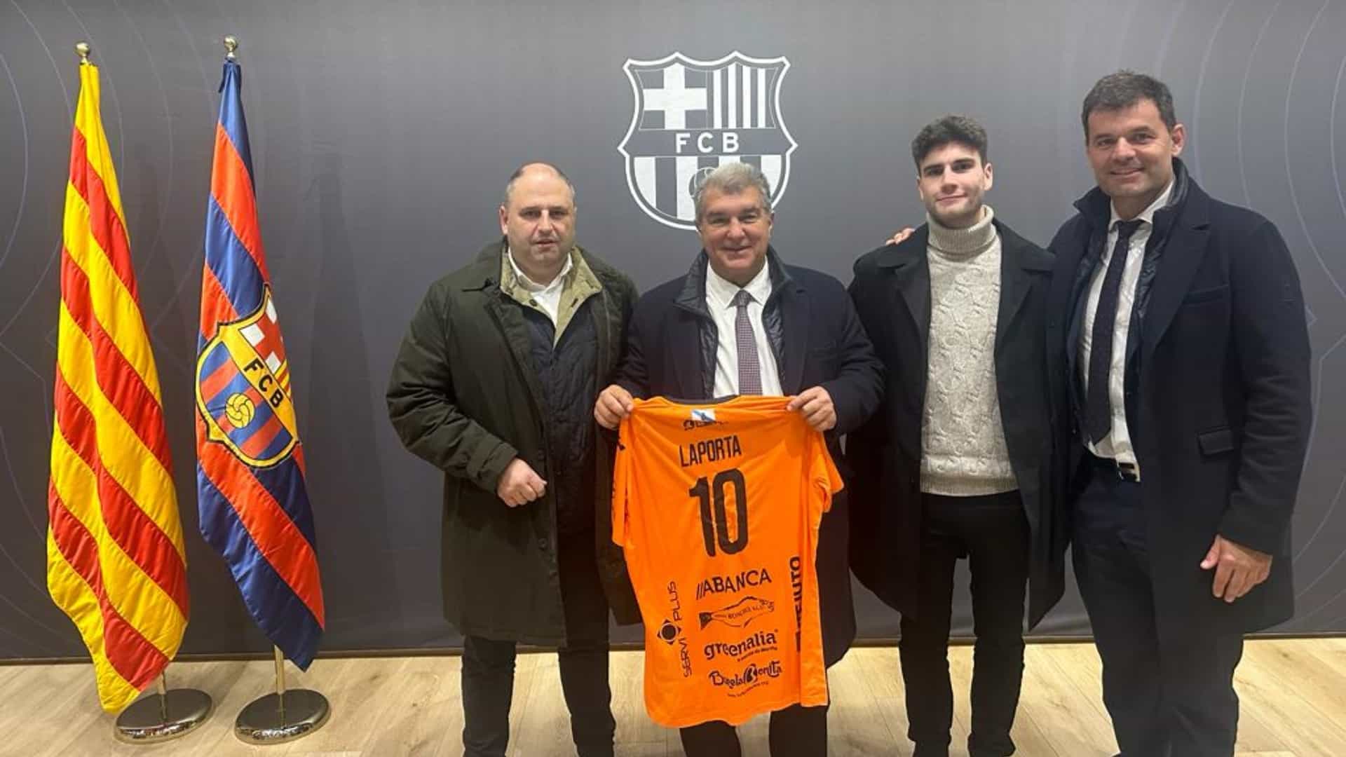 El presidente del Burela FS, Manuel Blanco, entregando una camiseta del club a su homólogo culé, Joan Laporta | BURELA FS