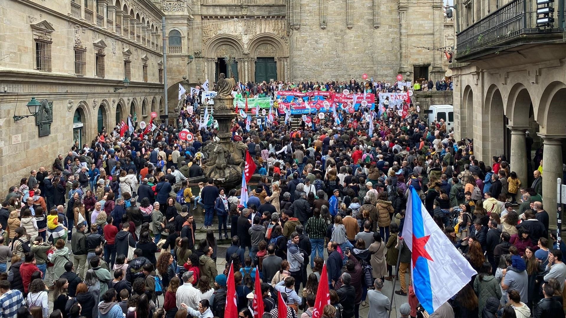 La manifestación contra el "acuerdo de la vergüenza" entre Xunta, CCOO, UGT y ANPE | EP